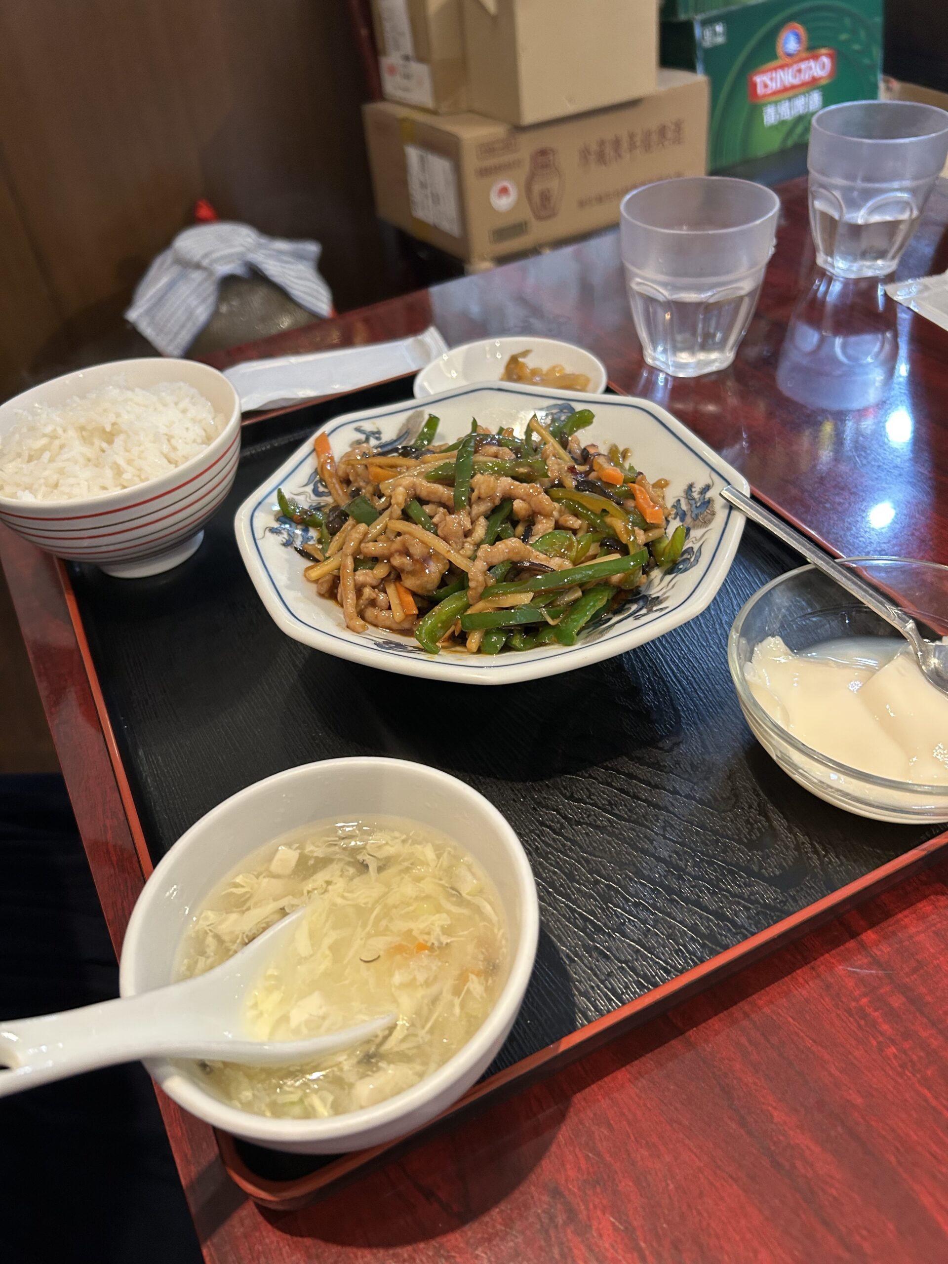 新鎌ヶ谷・香満楼のランチセット（青椒肉絲＋スープ＋ご飯＋杏仁豆腐）