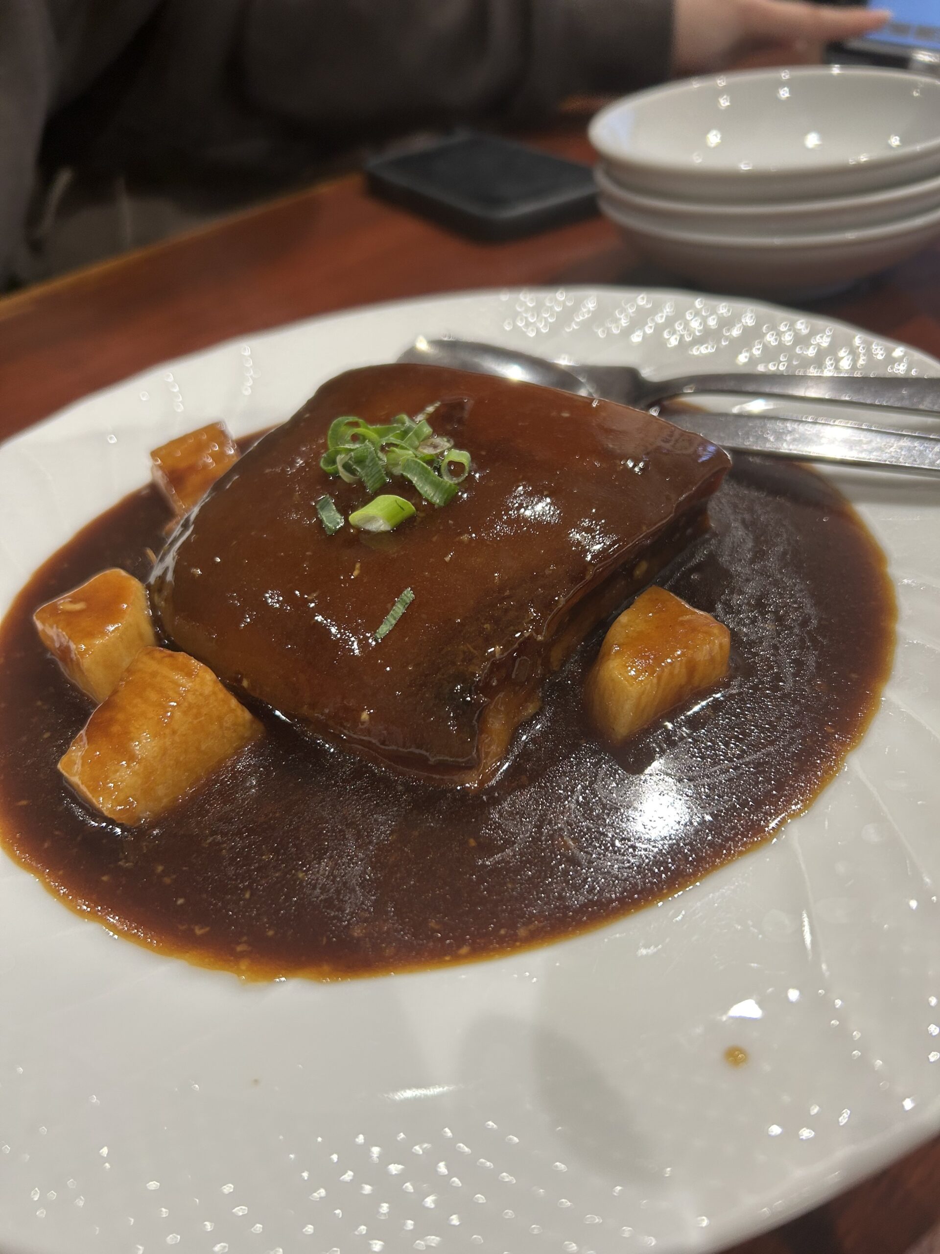 師記の看板料理・東坡肉（トンポーロー／豚バラ肉ブロックの醤油あん煮込み）
