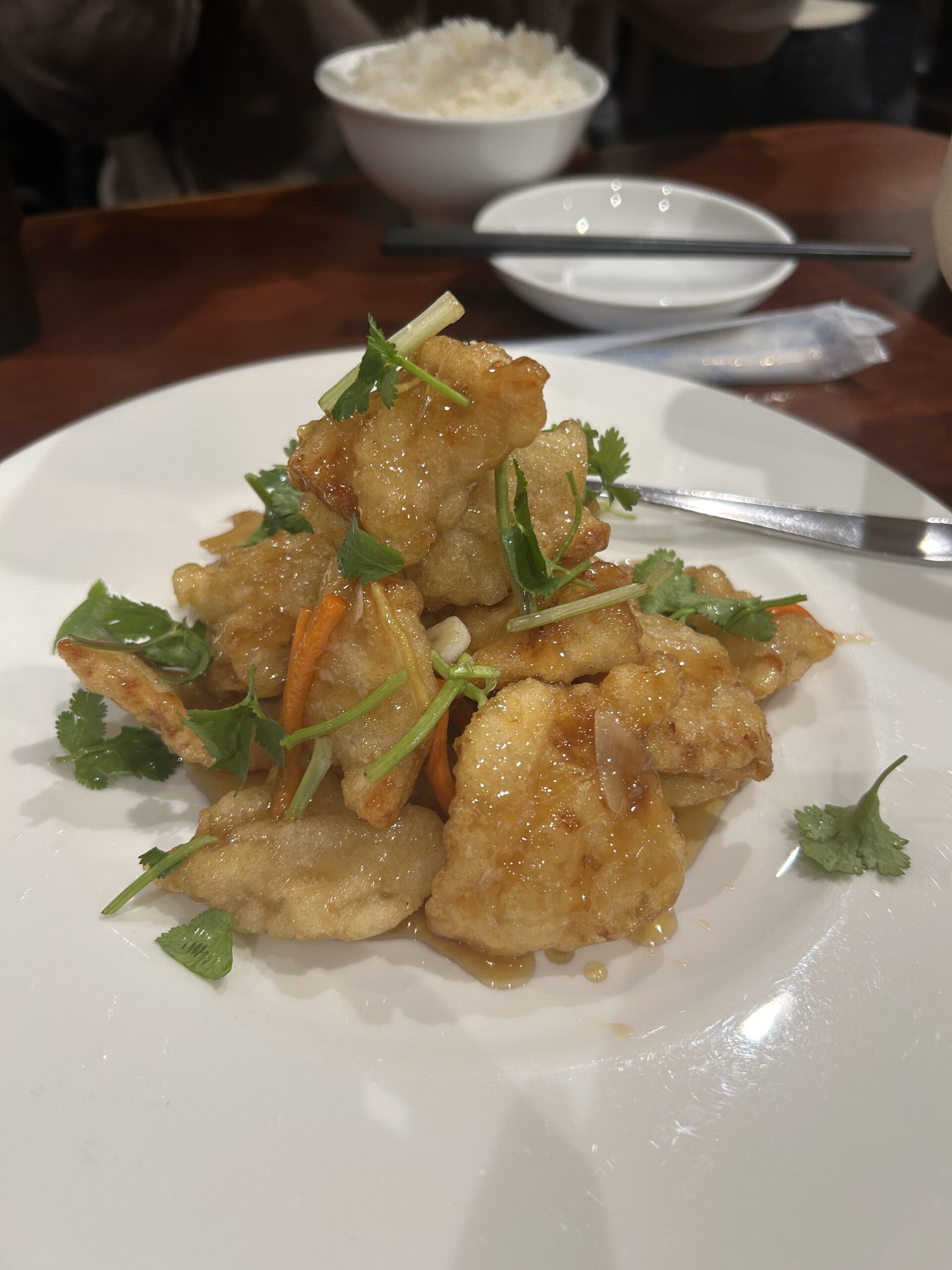 師記の鶏唐揚げ甘酢あん（カラッと揚げた鶏肉に甘酢ダレ・パクチー添え）