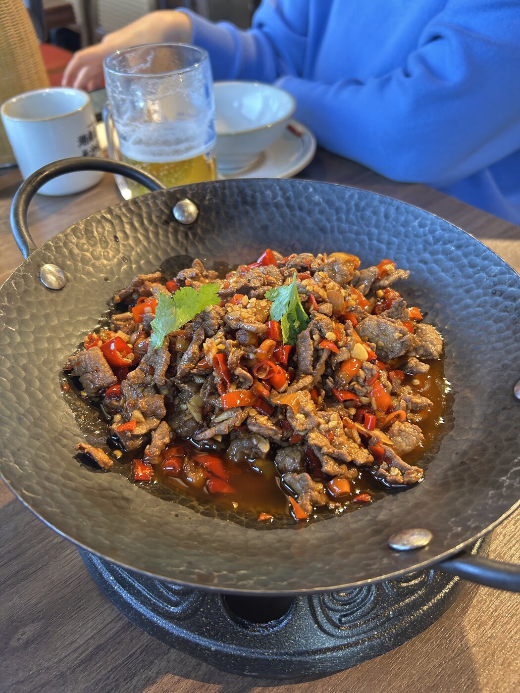 味上湖南菜館の辣椒炒肉（鉄鍋で提供される湖南名物）