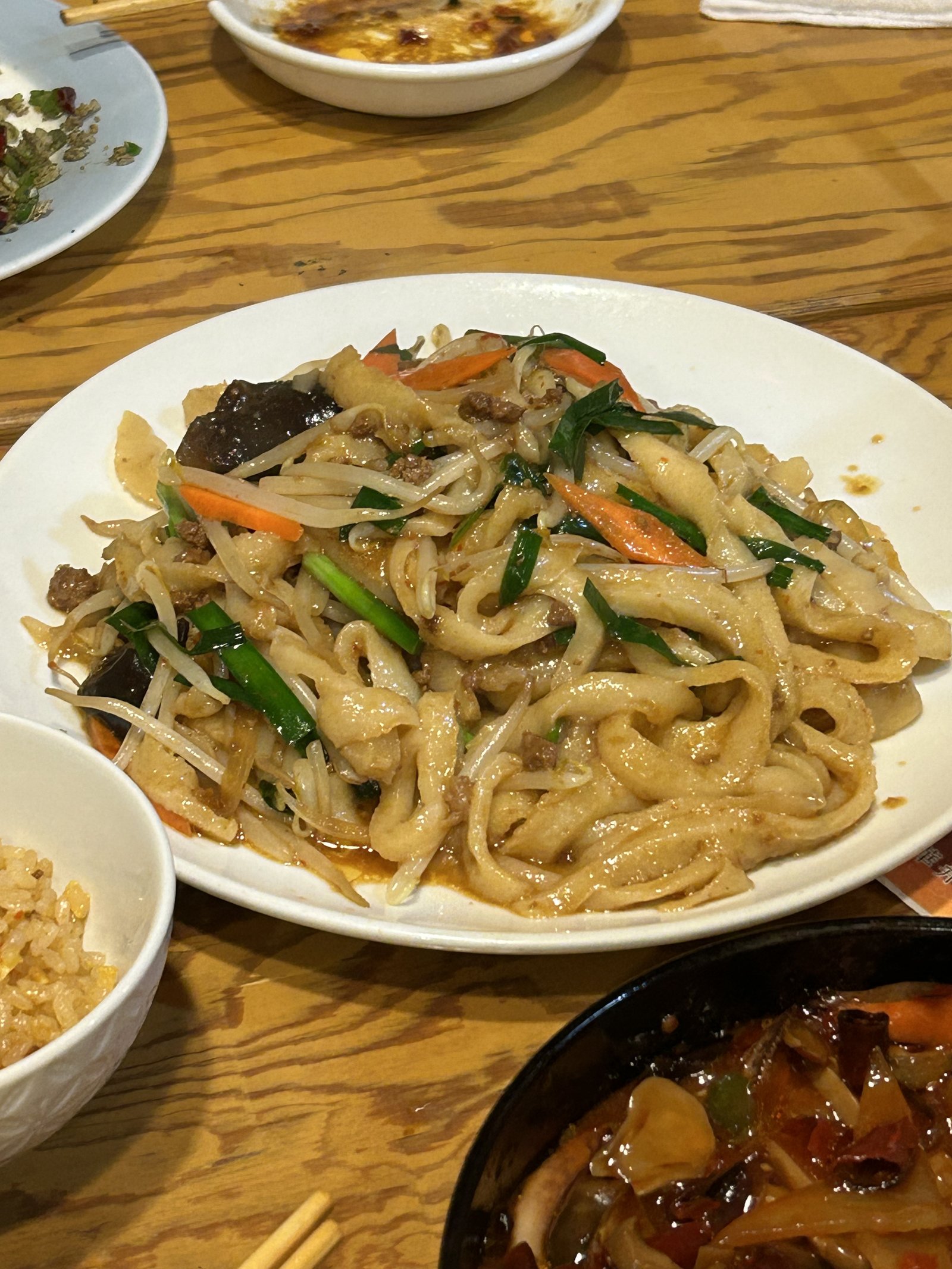 長安刀削麺の炒刀削麺（手切り太麺と人参・玉ねぎ・もやし・ニラの塩味炒め）