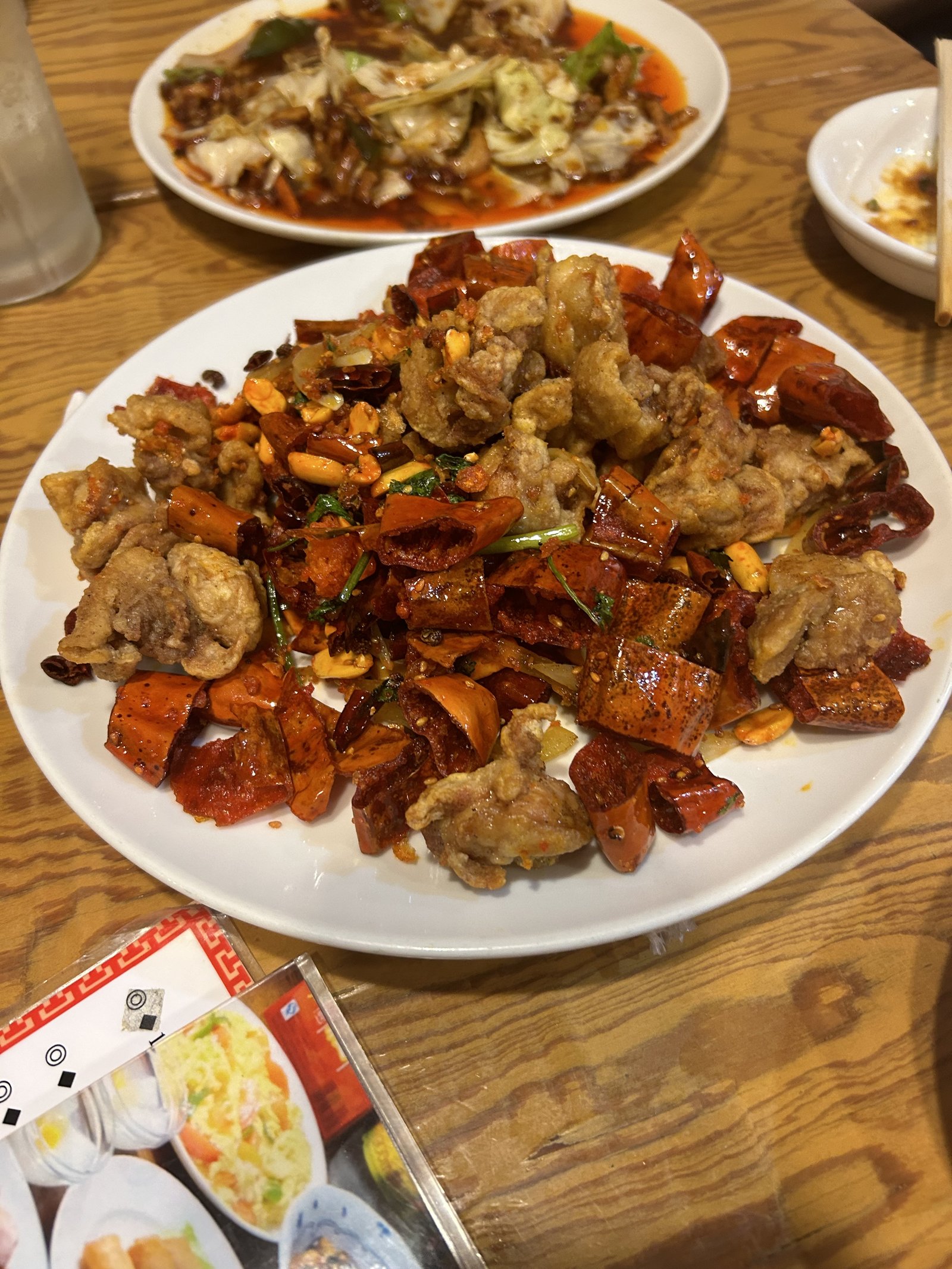 長安刀削麺の辣子鶏（鶏唐揚げと赤唐辛子の山積み・四川料理の代表）