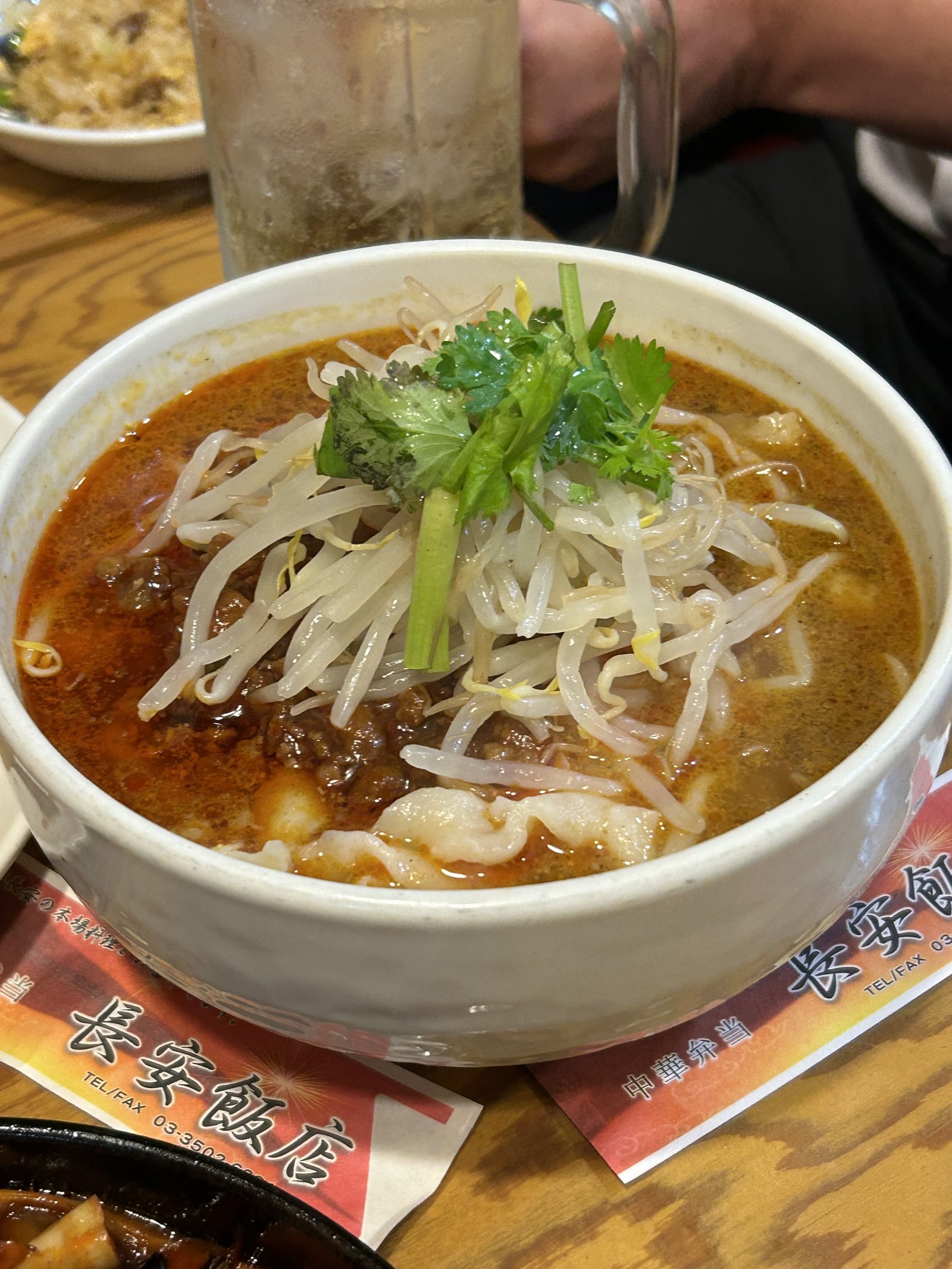 長安刀削麺の麻辣刀削麺（赤い麻辣スープにもやし・パクチー・牛挽肉の刀削麺）