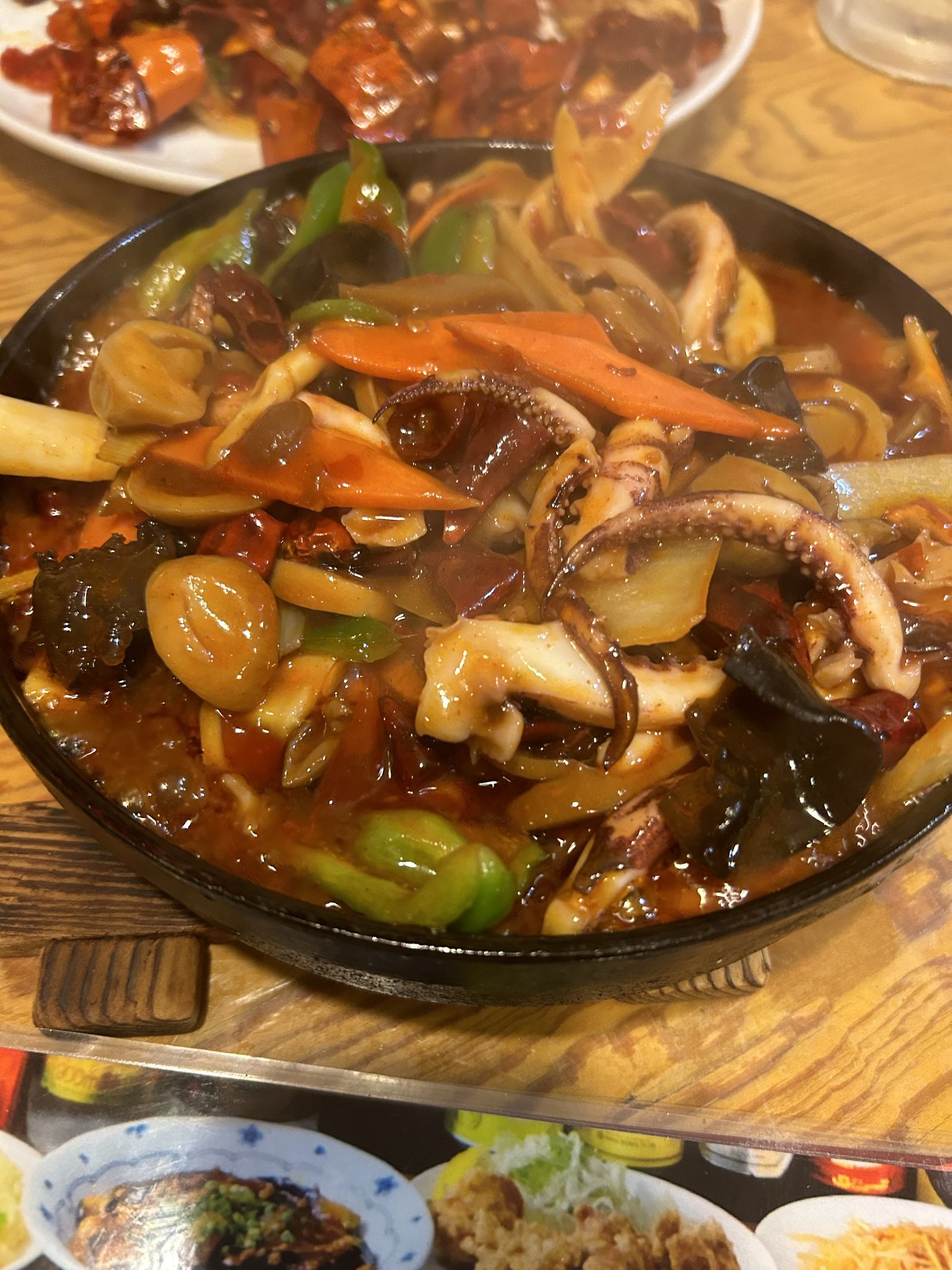長安刀削麺の鉄板魷魚（イカと玉ねぎ・ピーマン・ニンニクの鉄板甘辛炒め）