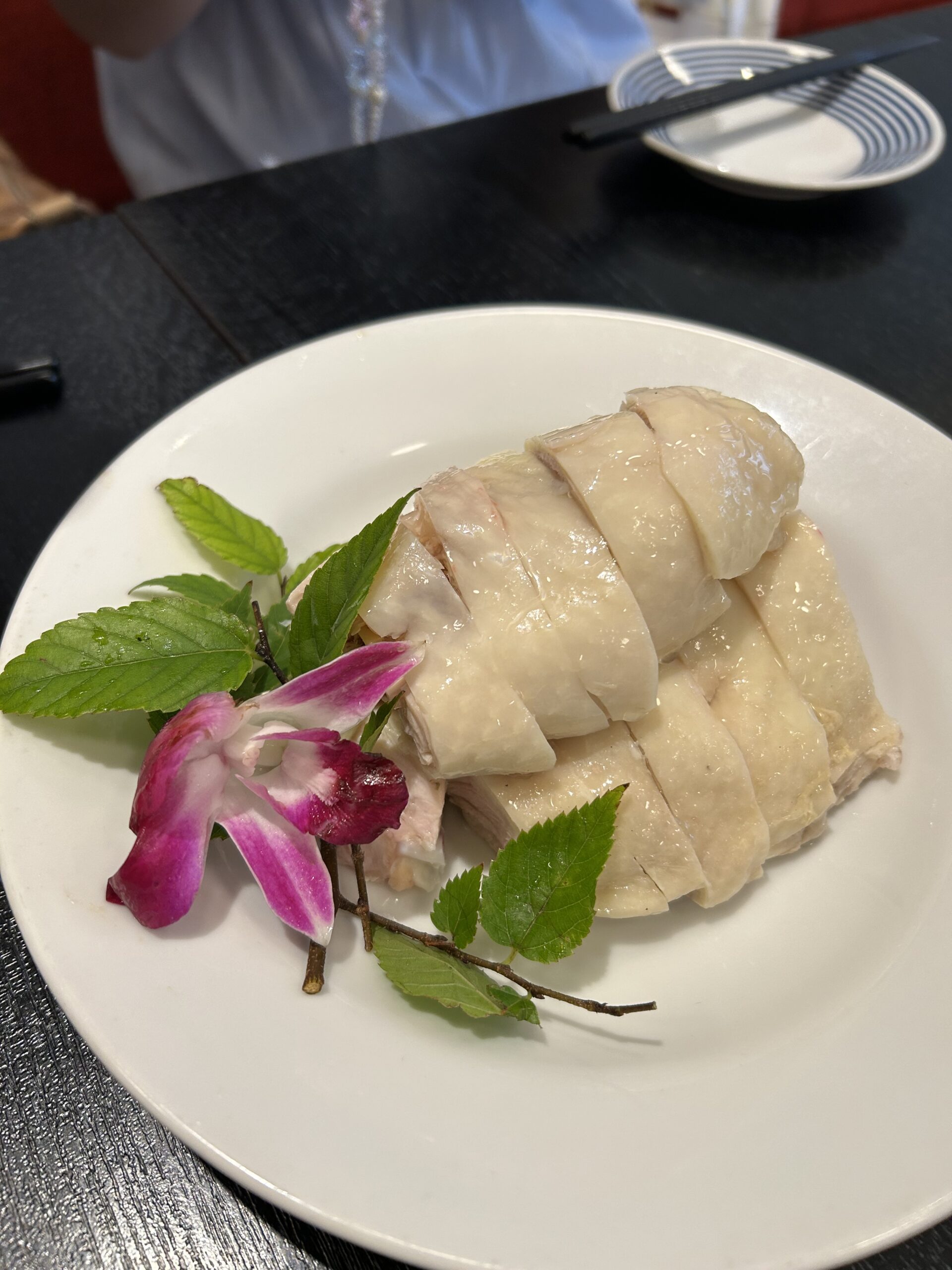 大吉縁の白切鶏（蘭の花のあしらいが美しい上海冷菜）
