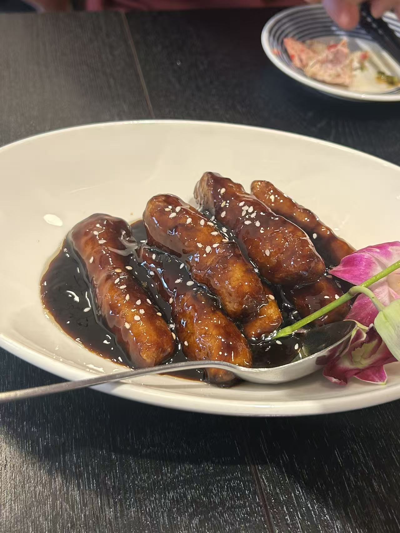 大吉縁の紅焼系の醤油煮込み肉（艶やかな黒醤油ダレと白ごま）