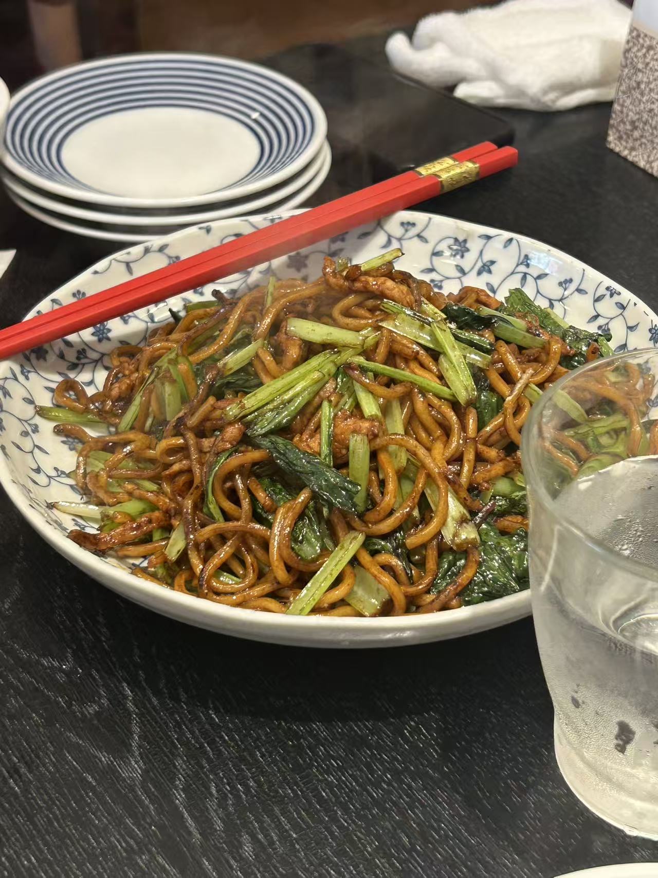 大吉縁の上海炒面（上海風醤油焼きそば・湯気あり）