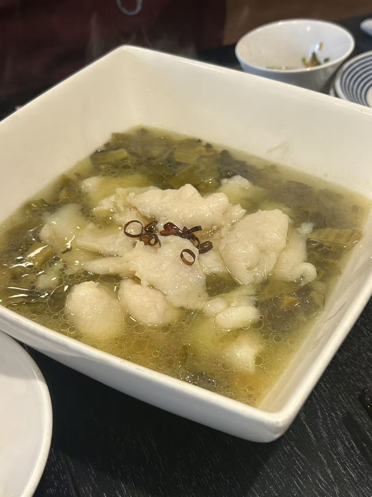 大吉縁の酸菜魚（青菜と白身魚の酸っぱ辛いスープ）