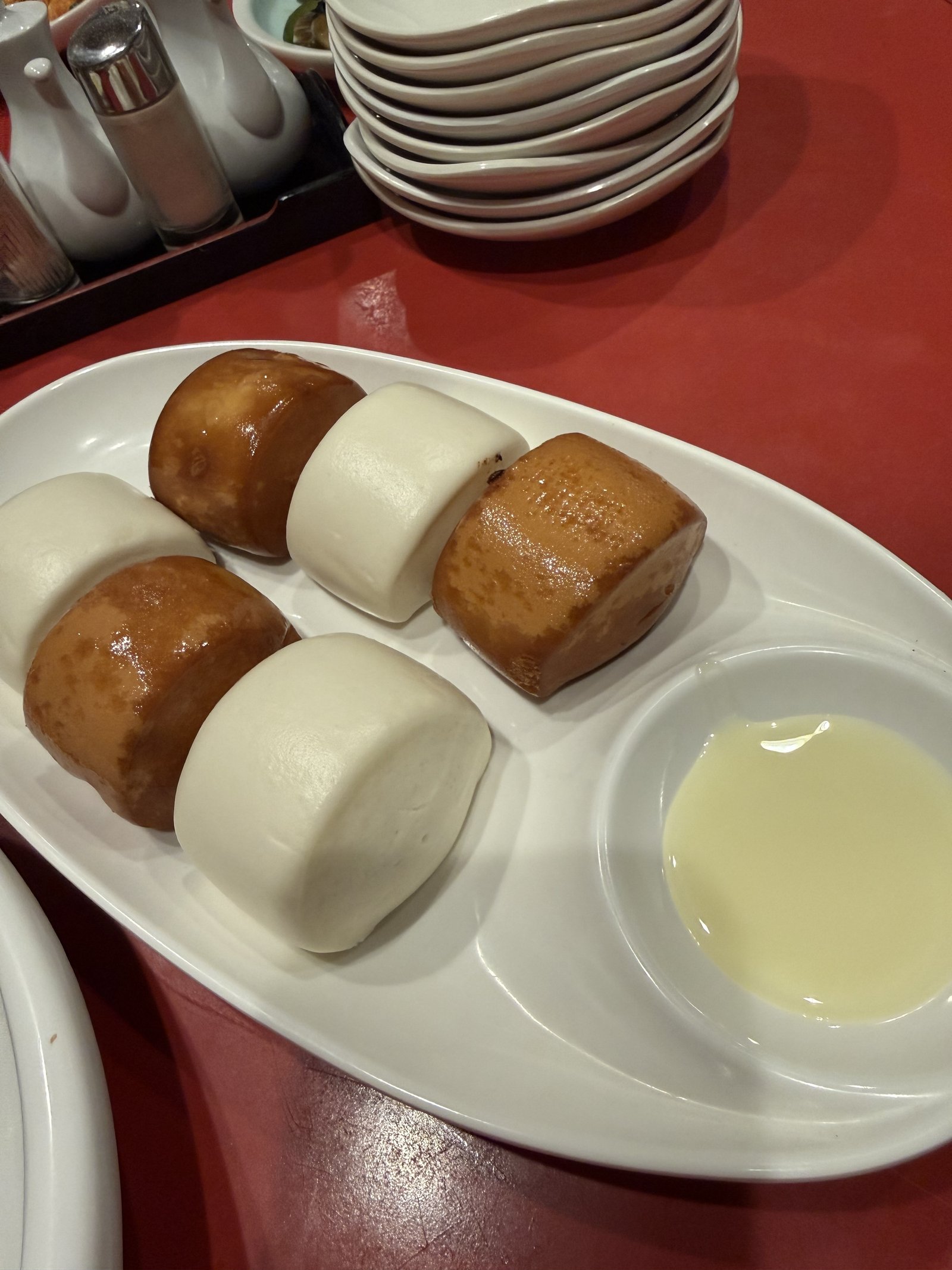 永利 池袋本店の銀絲卷と饅頭(揚げ饅頭2個と白い蒸し饅頭2個・練乳ディップ付き)