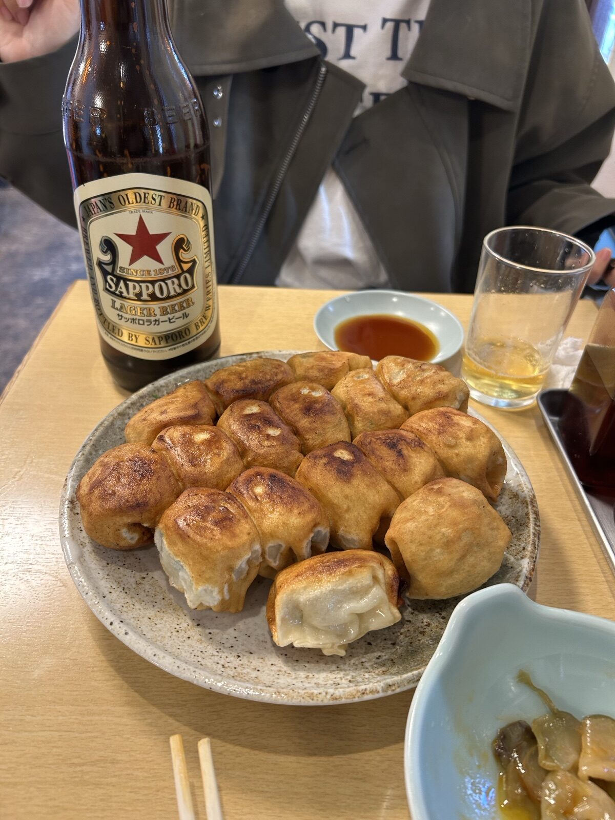 ファイト餃子の揚げ餃子とサッポロ赤星ラガー