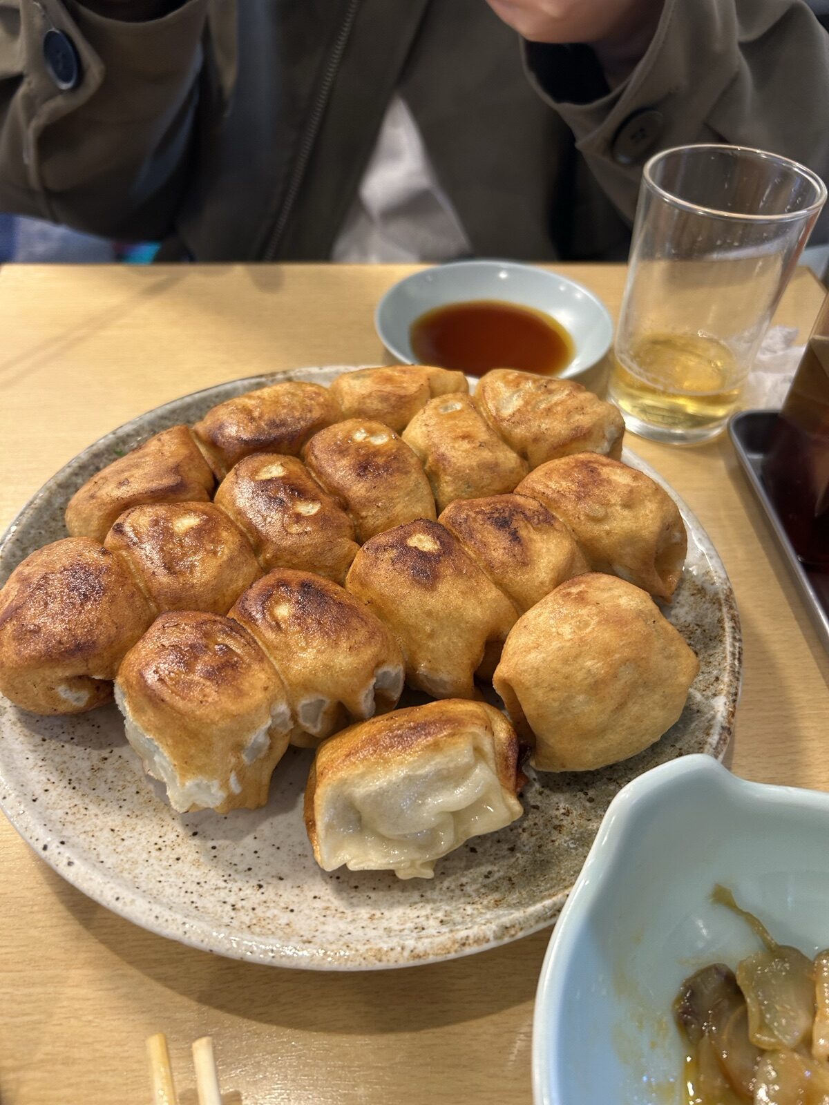 ファイト餃子（巣鴨・庚申塚）の名物揚げ餃子（揚げ饅頭風・薄皮）