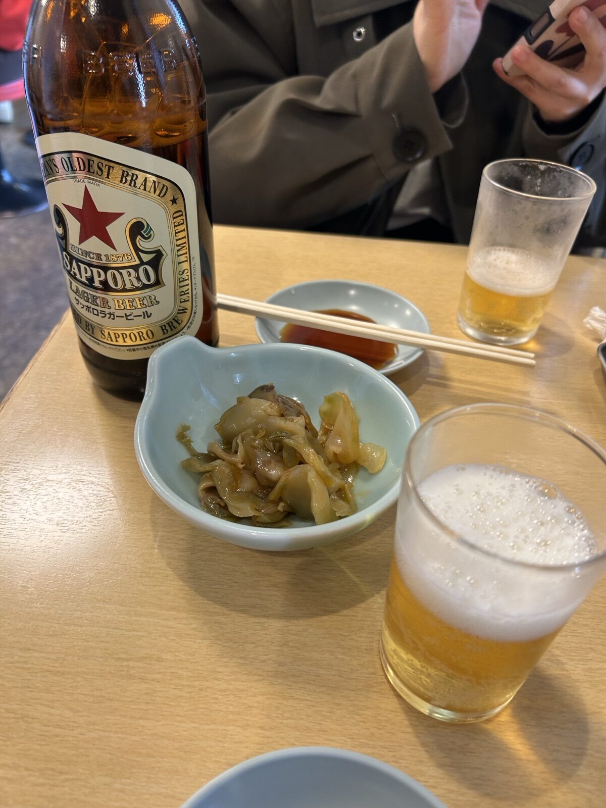 ファイト餃子のお通しザーサイとサッポロ赤星
