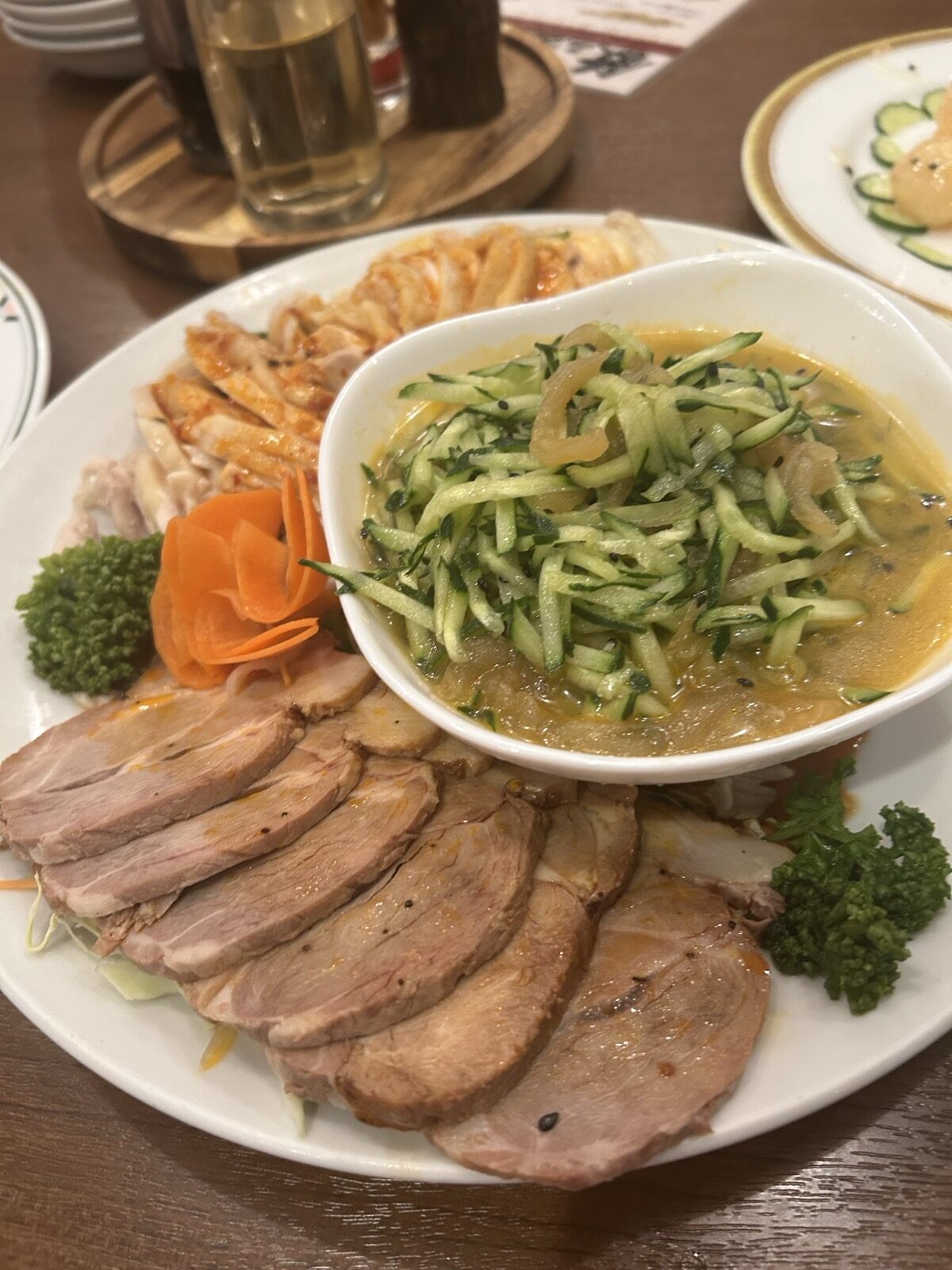 雅亭の冷菜盛り合わせ。蒸し鶏のごまだれ棒棒鶏、鴨スモークのスライス、きゅうり千切りサラダ