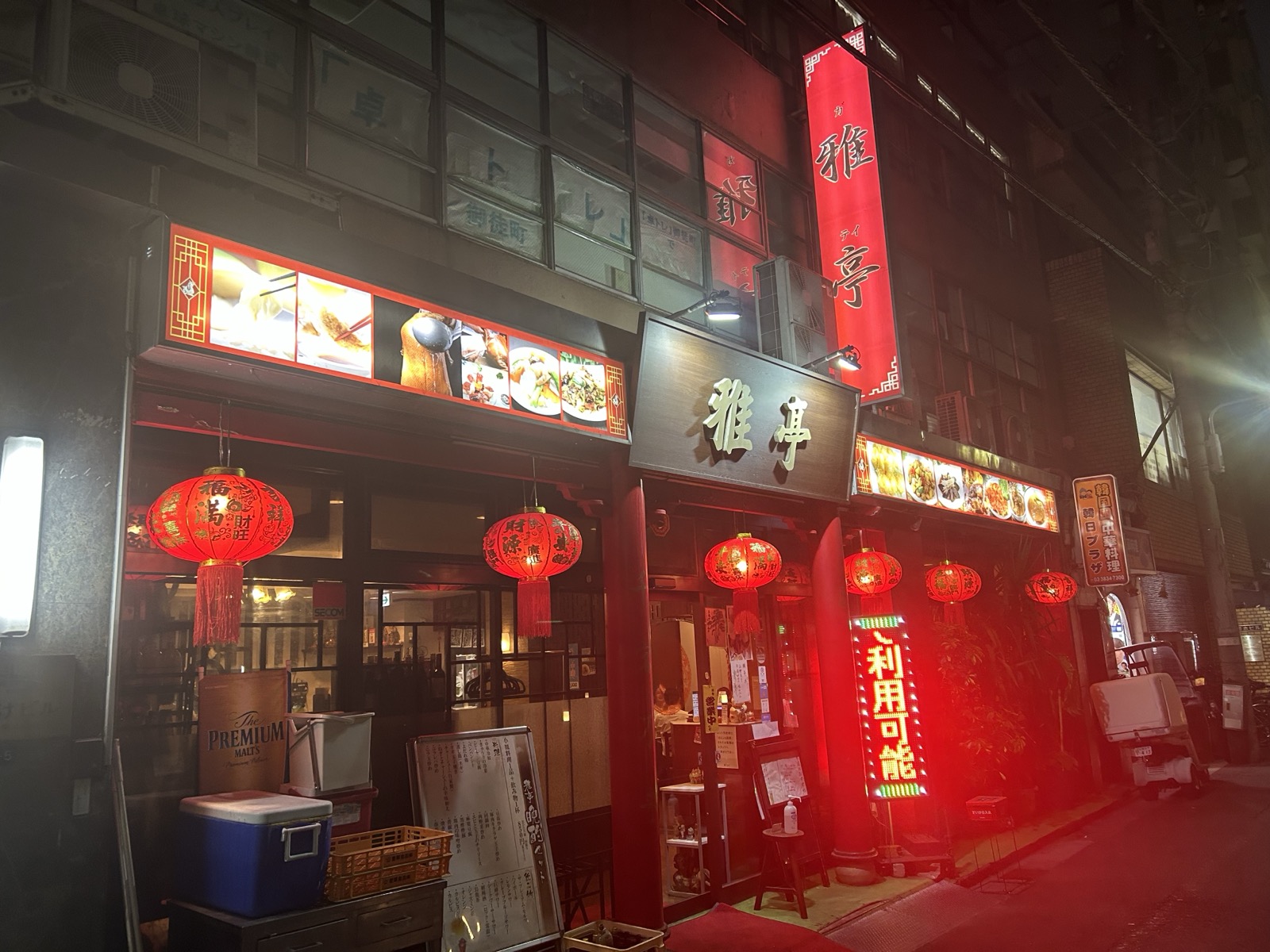 御徒町・雅亭の外観。赤い提灯と『雅亭』の看板、ショーケースに料理写真が並ぶ夜の街並み