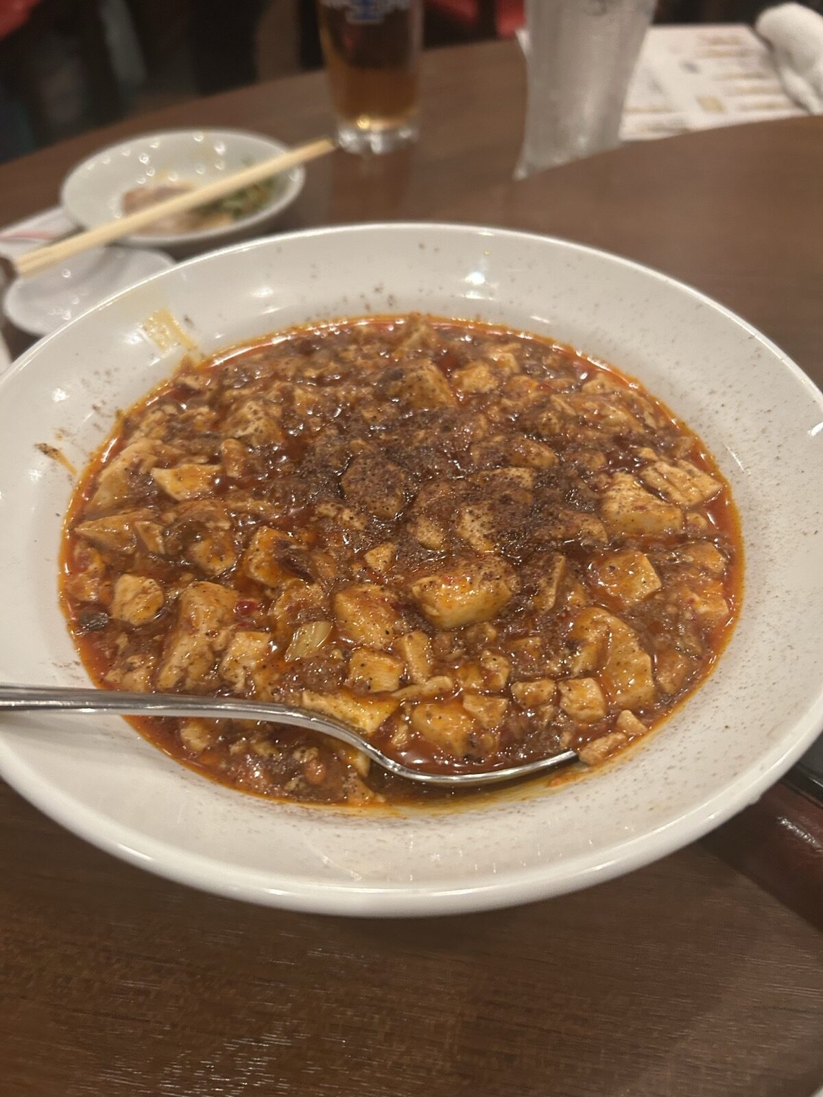 雅亭の陳麻婆豆腐。赤いラー油と山椒粉が振りかけられた四川風麻婆豆腐