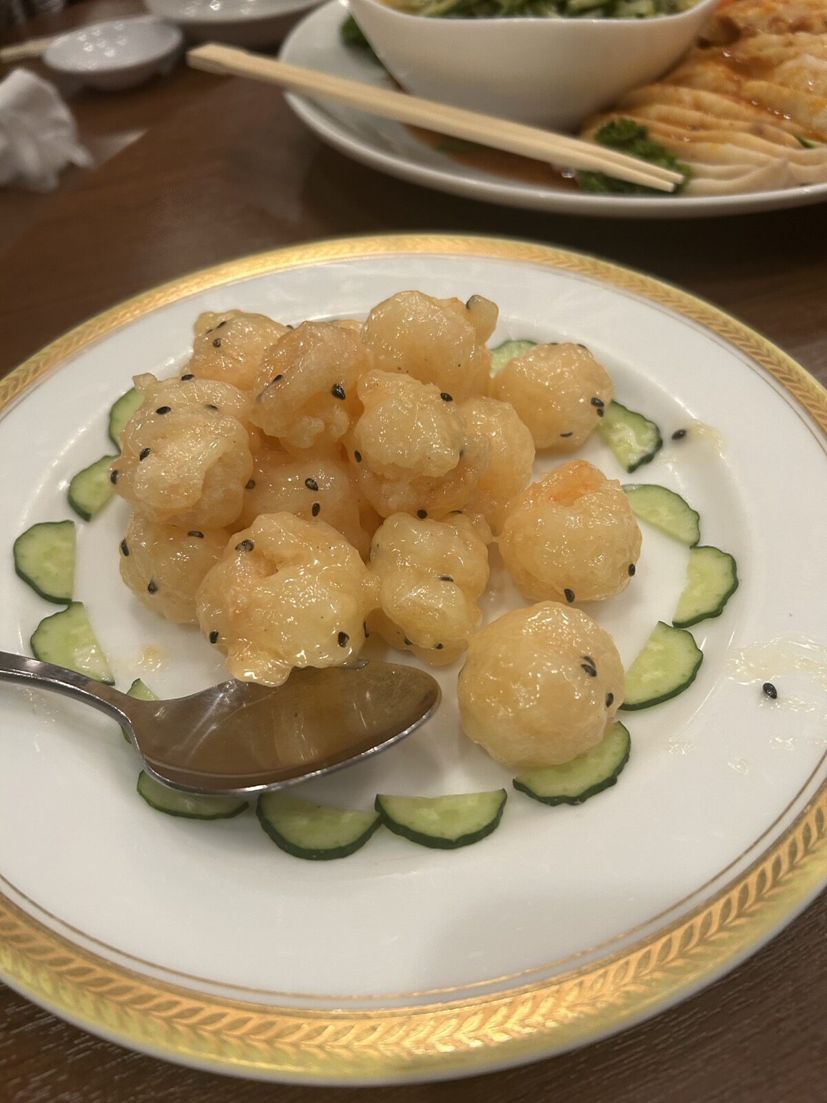 雅亭のエビマヨ風揚げエビ。マヨネーズベースのまろやかソースに黒ごまをまとった一品