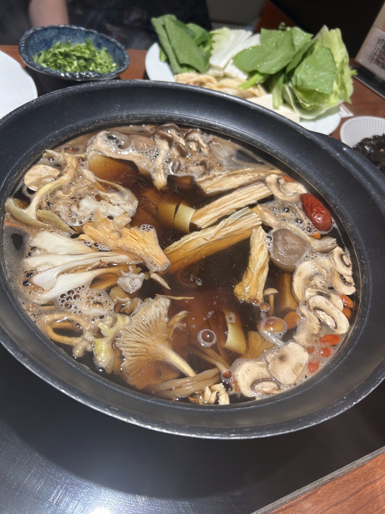 何鮮菇のきのこ鍋（煮込み中）