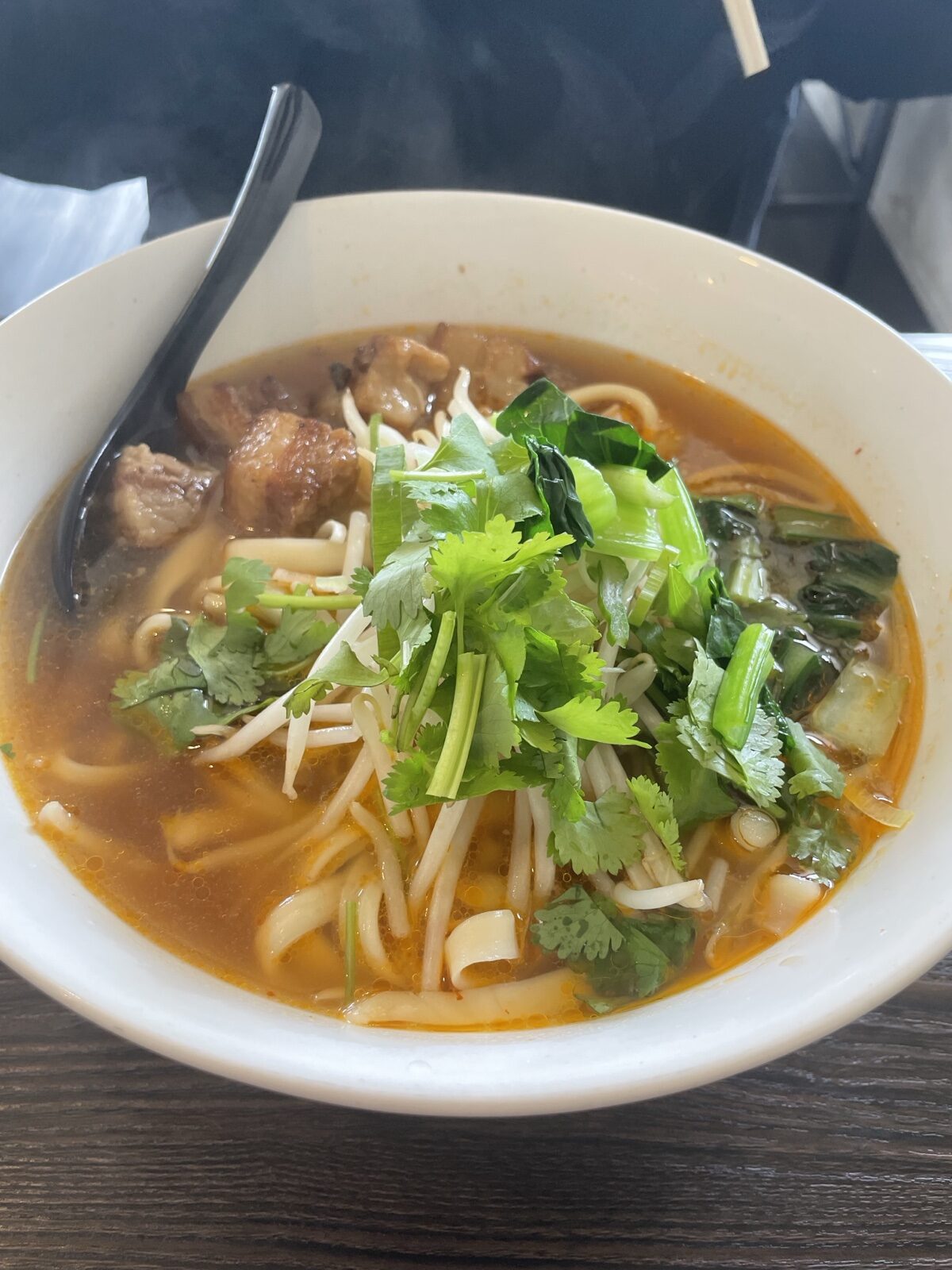 豊味楼の牛肉刀削麺(麻辣スープ・パクチー・もやし・青菜)
