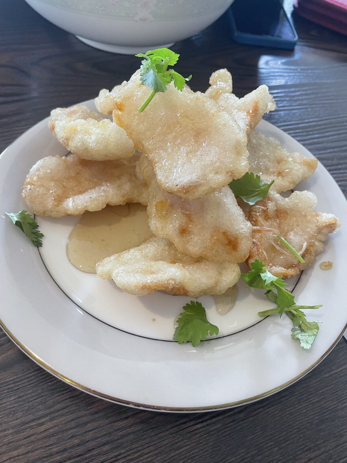 豊味楼の鍋包肉(東北名物の甘酢揚げ豚・パクチー添え)