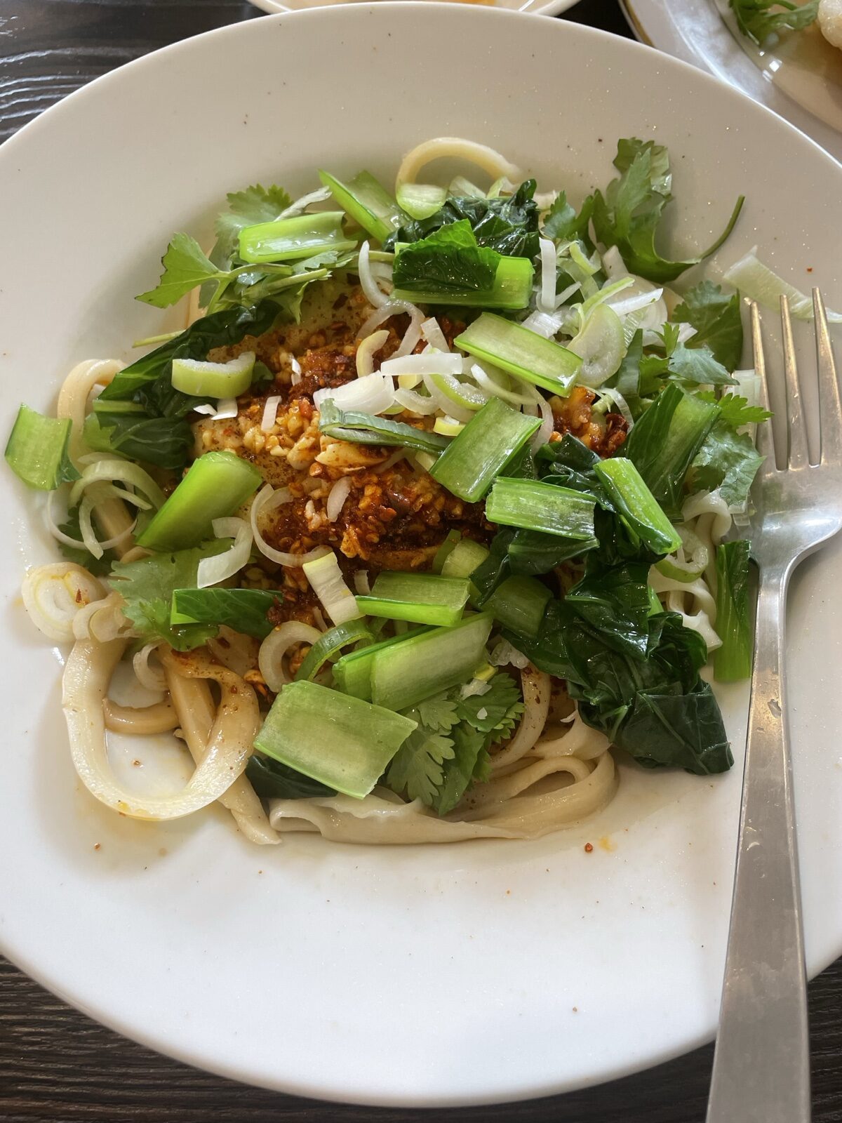 豊味楼の麻辣混ぜ刀削麺(パクチー・ネギ・青菜・ナッツ)