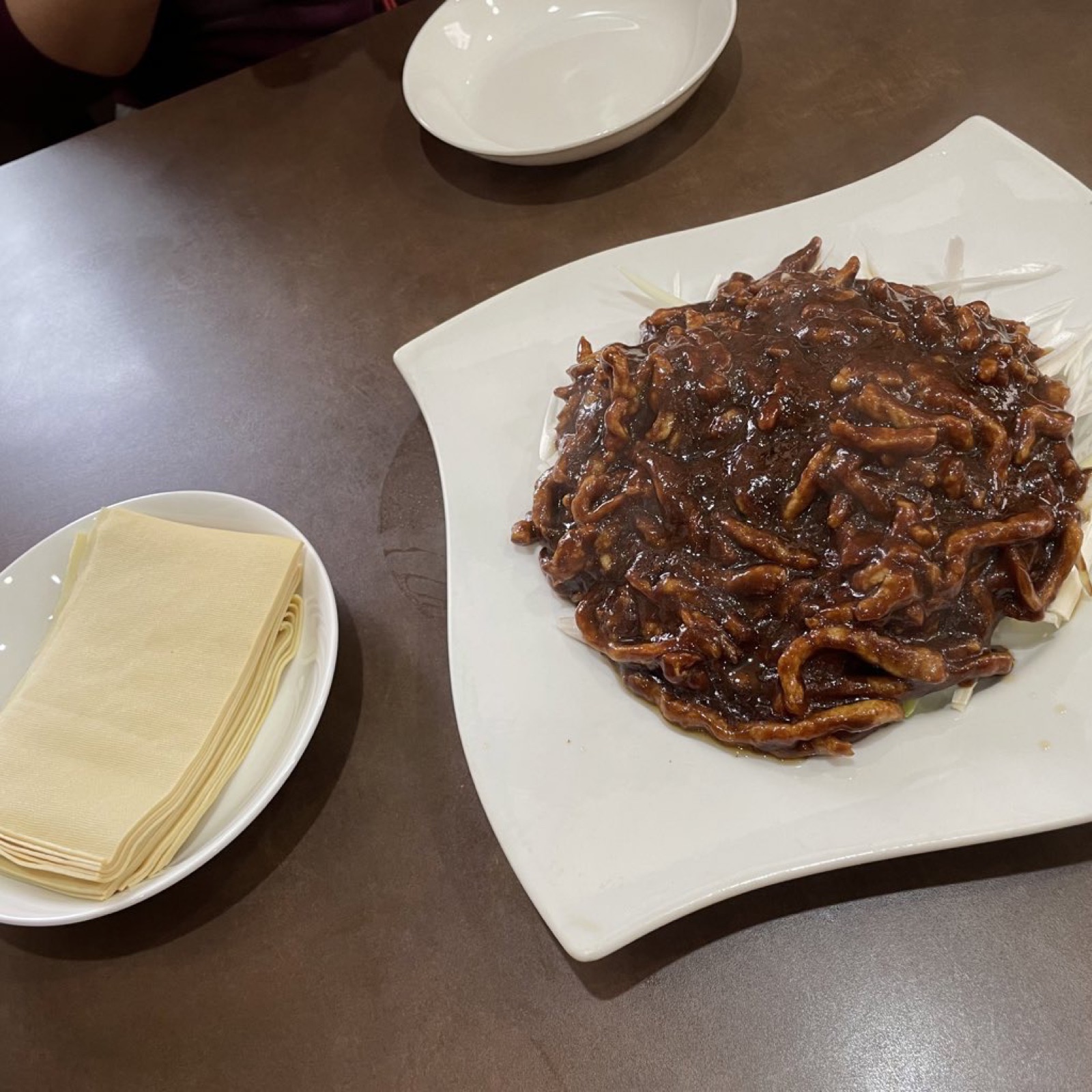 一家人の京醬肉絲（北京料理・甘味噌の豚細切り炒め、豆腐皮添え）