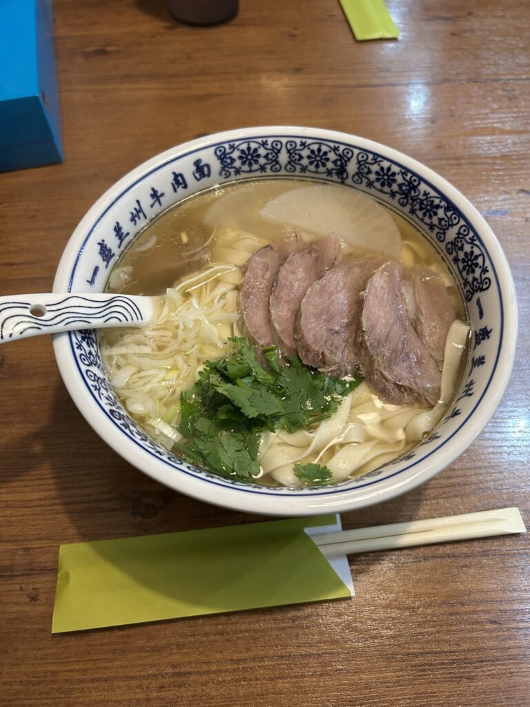 一盛の蘭州牛肉麺（透明スープ・手延べ麺・牛肉スライス・パクチー）