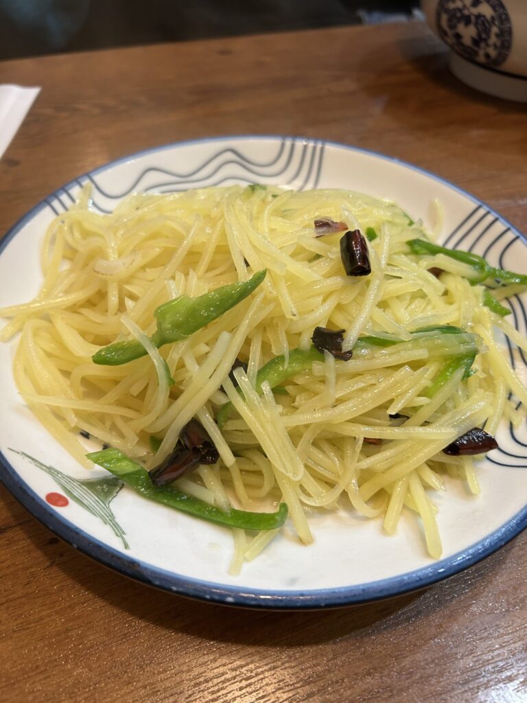 一盛の土豆絲（じゃがいもの千切りシャキッと炒め・乾燥唐辛子で香り付け）