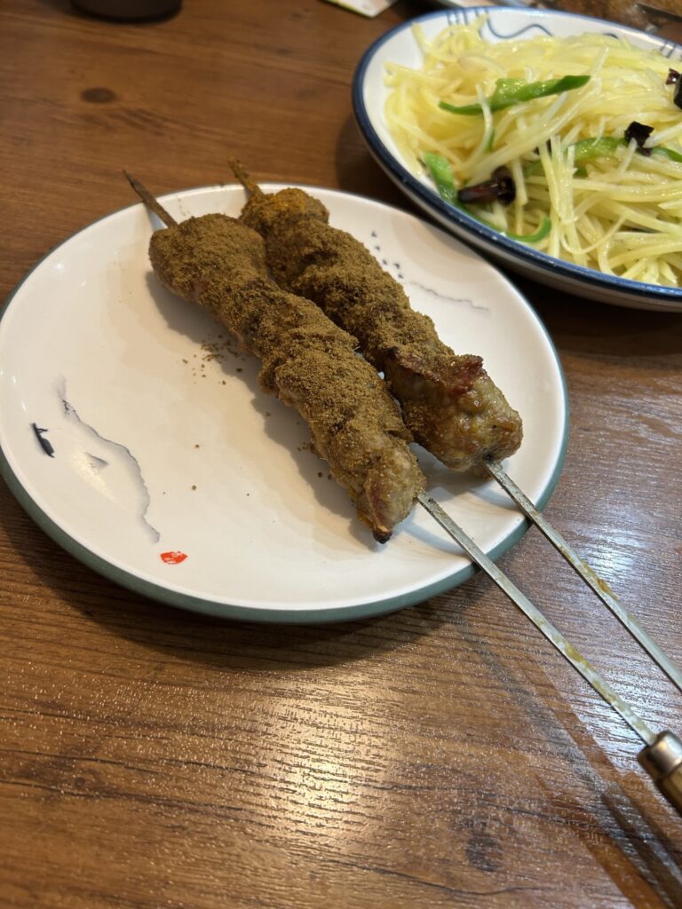 一盛の羊肉串（クミン香る西北・新疆スタイルのラム串焼き2本）