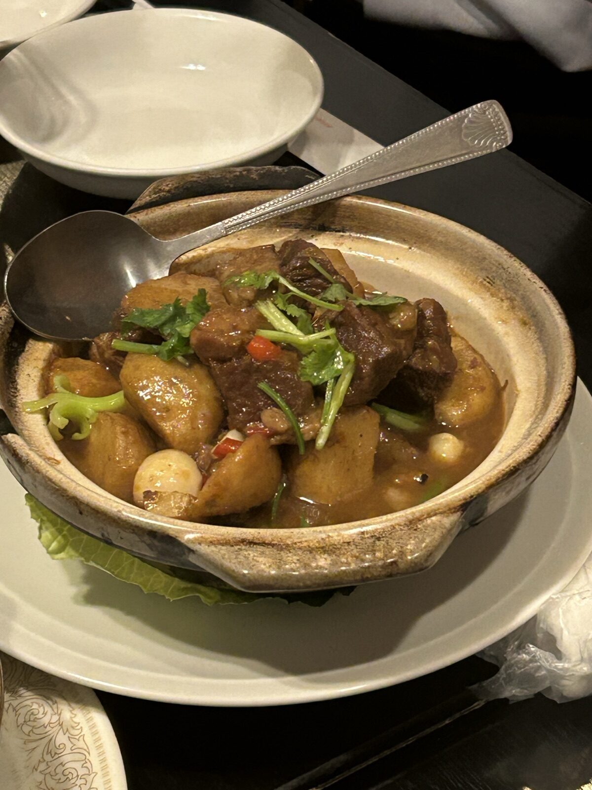 龍艶閣の牛肉とジャガイモ土鍋煮込み