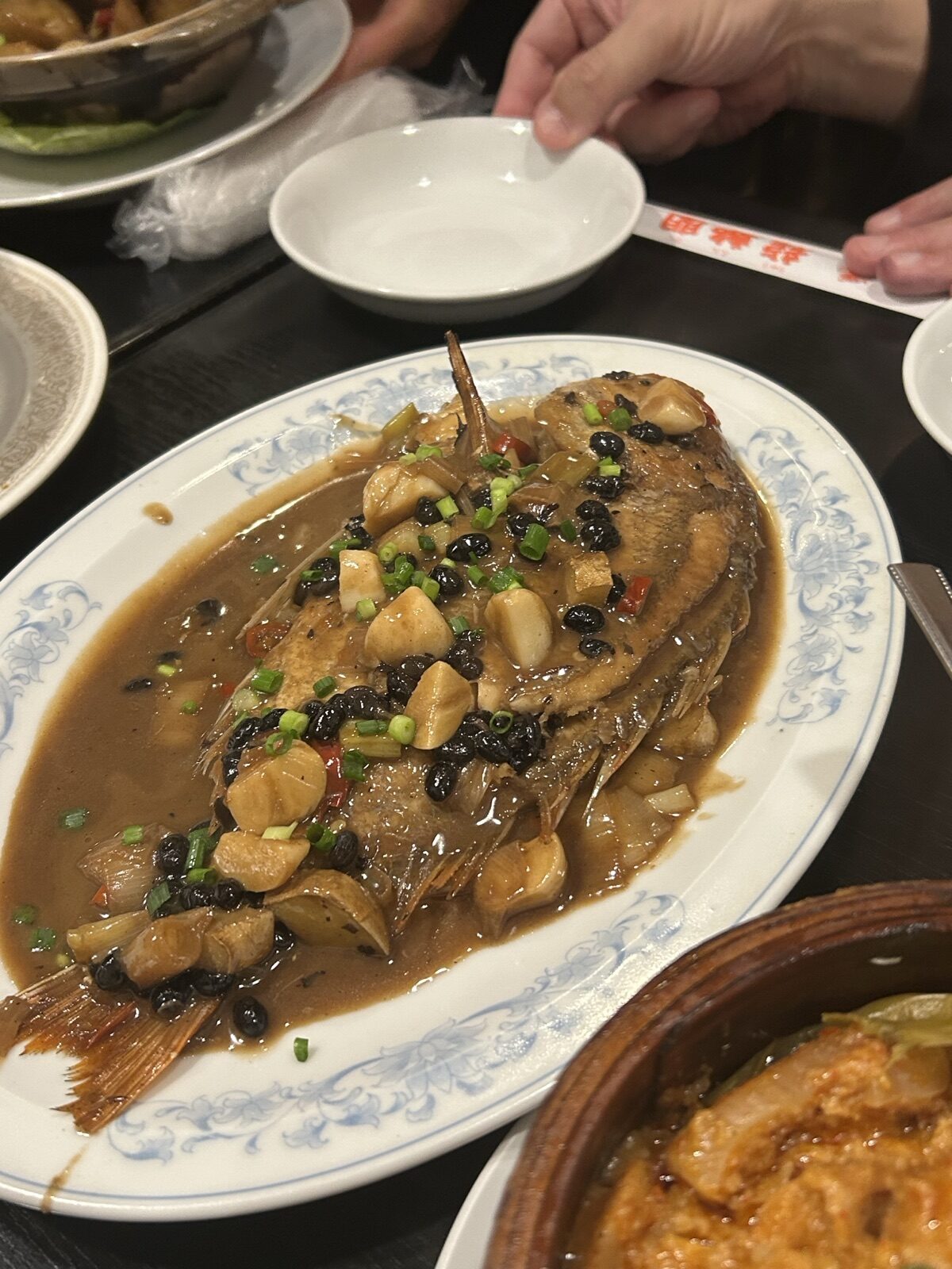 龍艶閣の豆豉魚（黒い発酵大豆と白身魚の蒸し物）