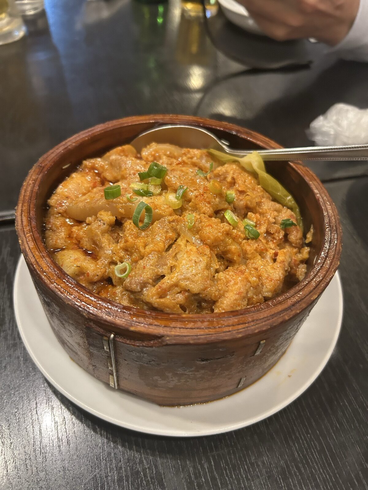 龍艶閣の粉蒸肉（米粉まぶし蒸し肉の土鍋盛り）