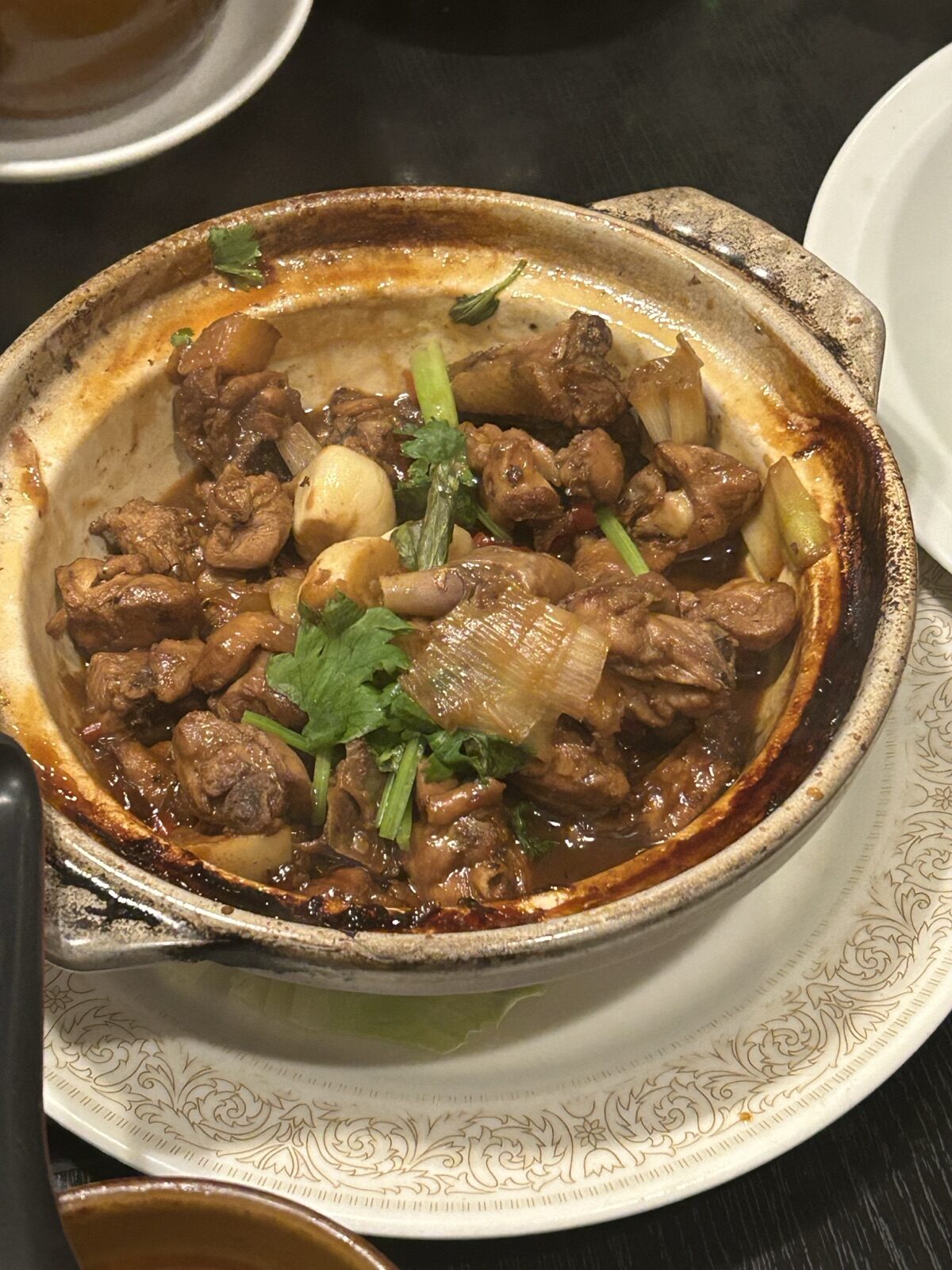 龍艶閣の三杯鶏（鶏の土鍋焼き）