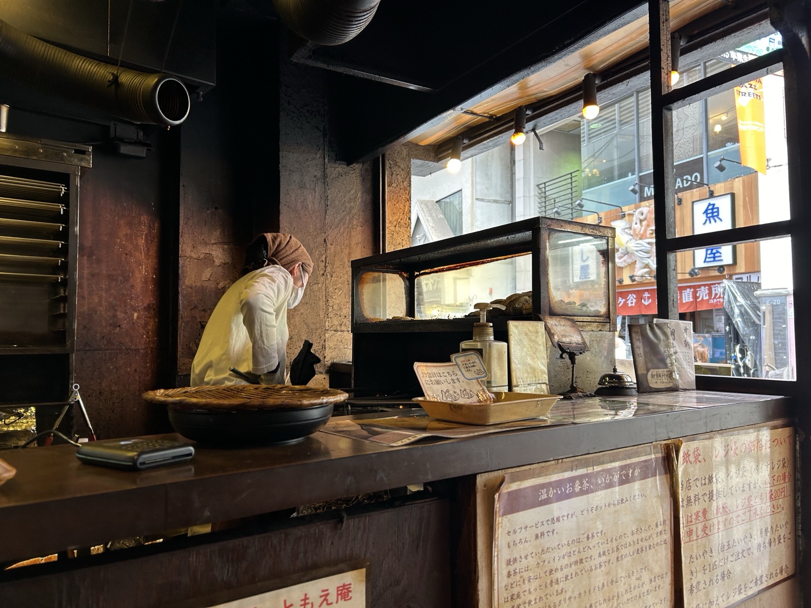 みんみん小籠包の店内・カウンターとテイクアウト窓口