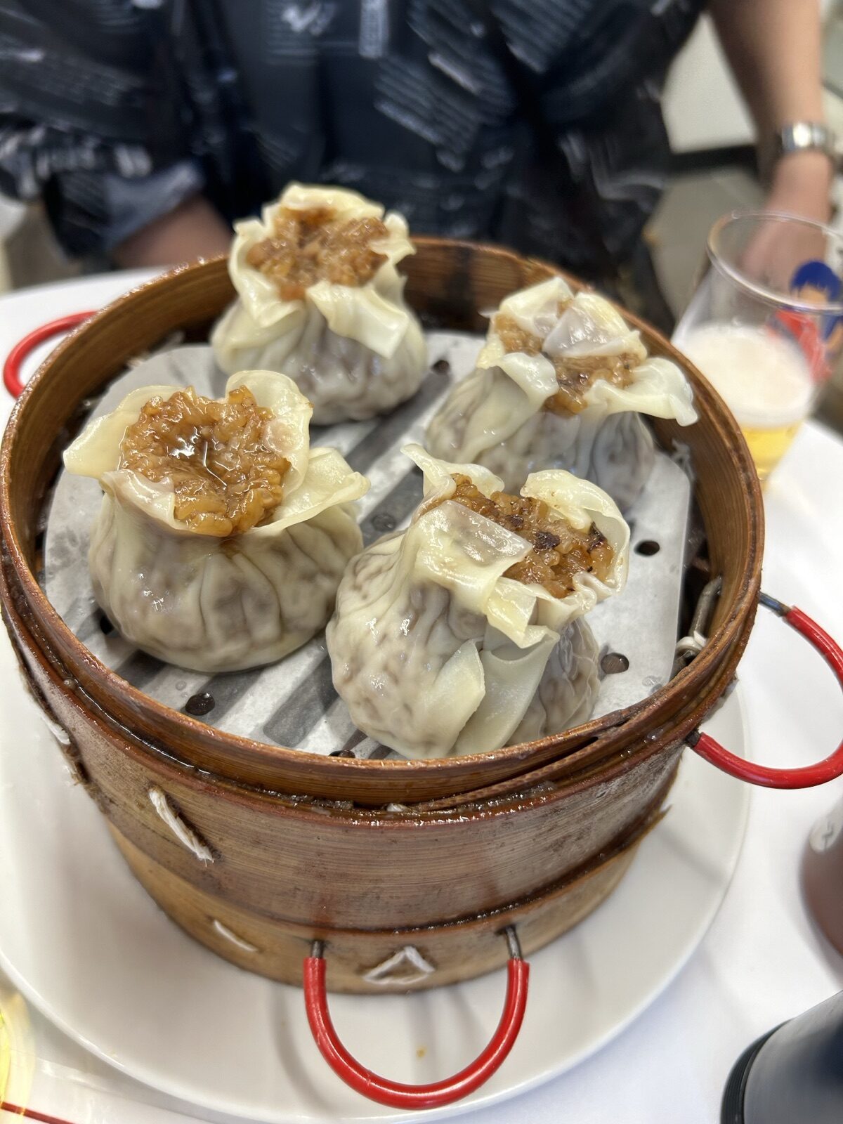 みんみん小籠包の餅米入り焼売と肉まん風の紹興スタイル小籠包の蒸籠盛り