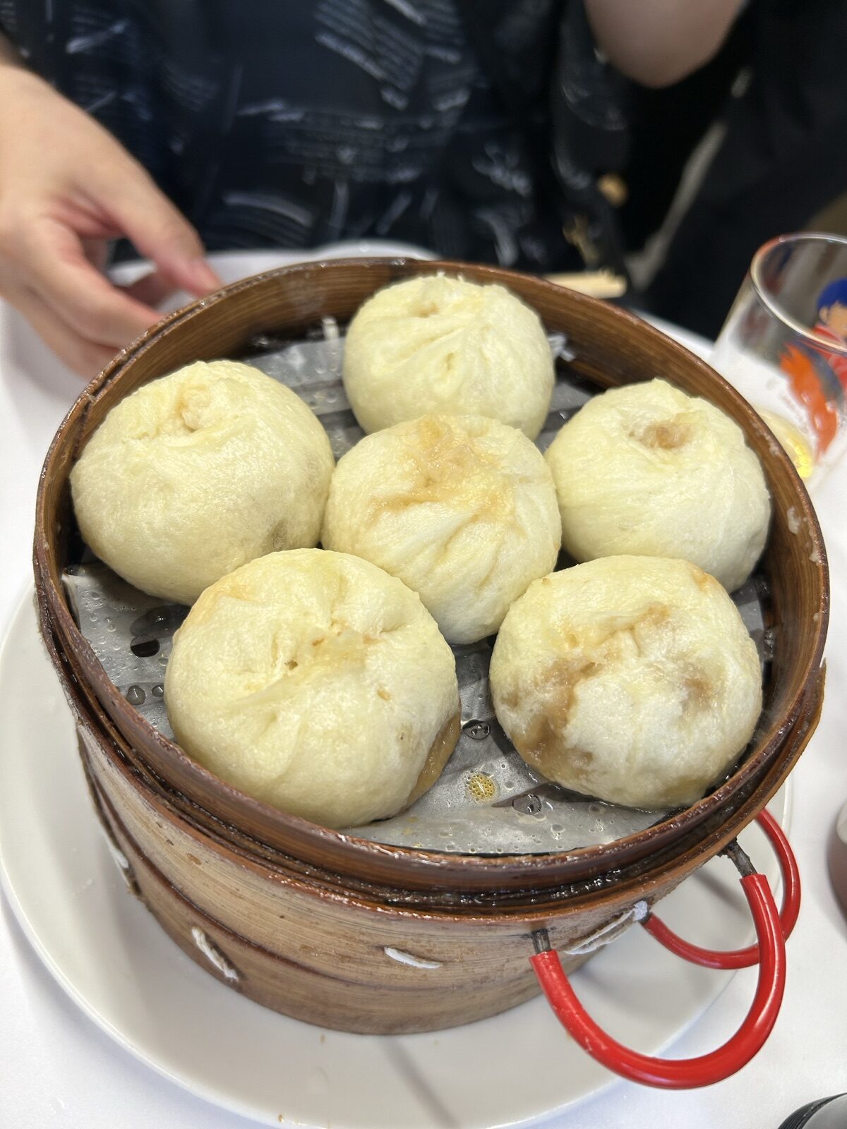 みんみん小籠包の紹興スタイル小籠包（小さい肉まん風・ふっくら白い）