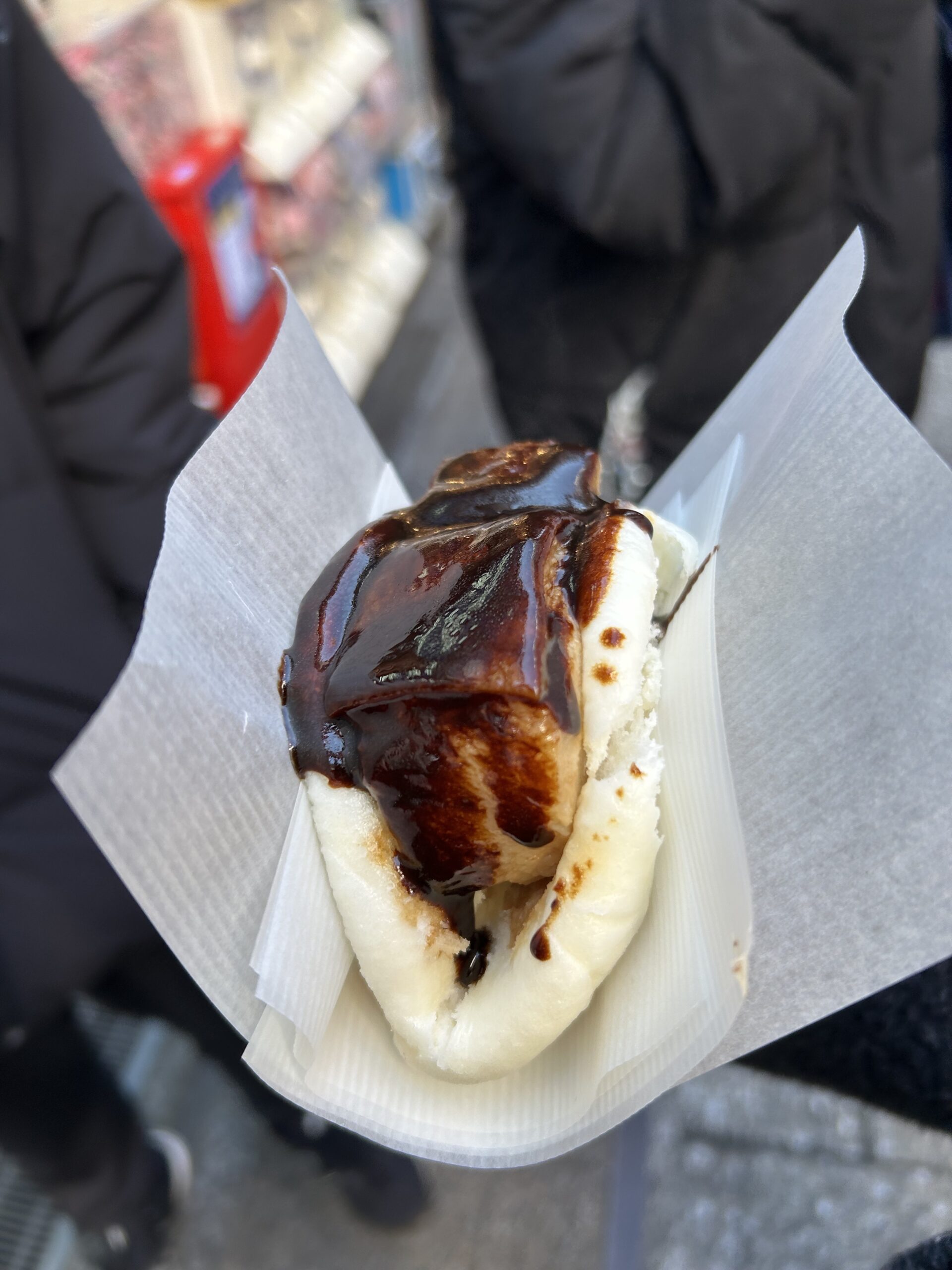 南京町の割包（グアバオ・台湾式角煮バーガー・ふっくら白い蒸しパンに艶やかな角煮を挟んだ食べ歩きグルメ）
