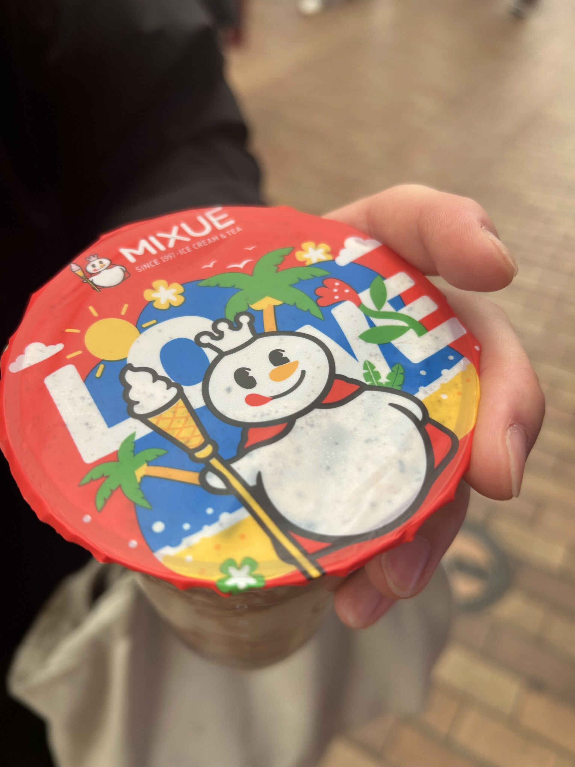 MIXUE神戸元町店のスノーキング柄のアイス蓋（赤地にキャラクター）