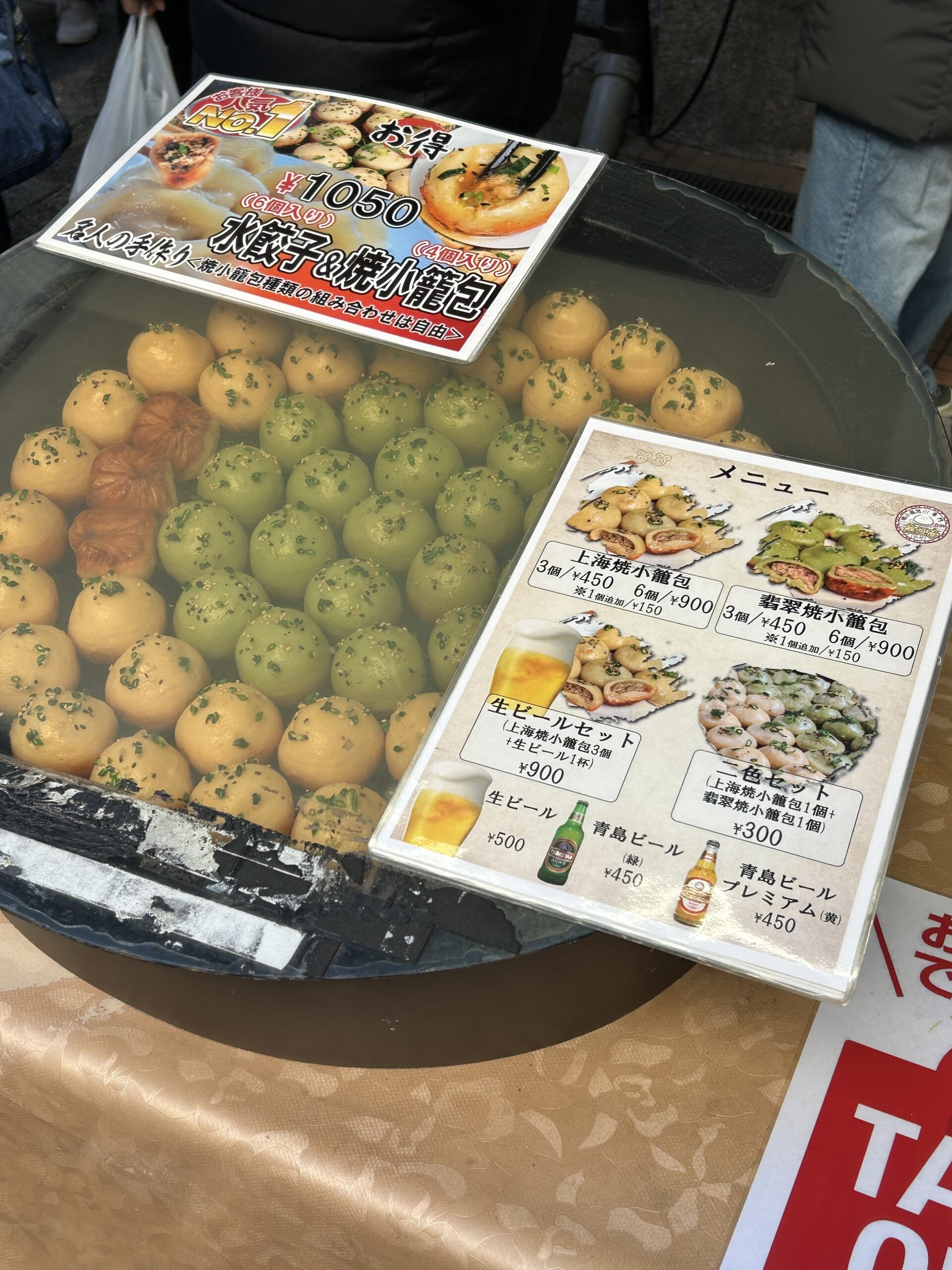 南京町の焼小籠包を大きな鉄板で焼いているところ（上海焼小籠包と翡翠焼小籠包の二色）