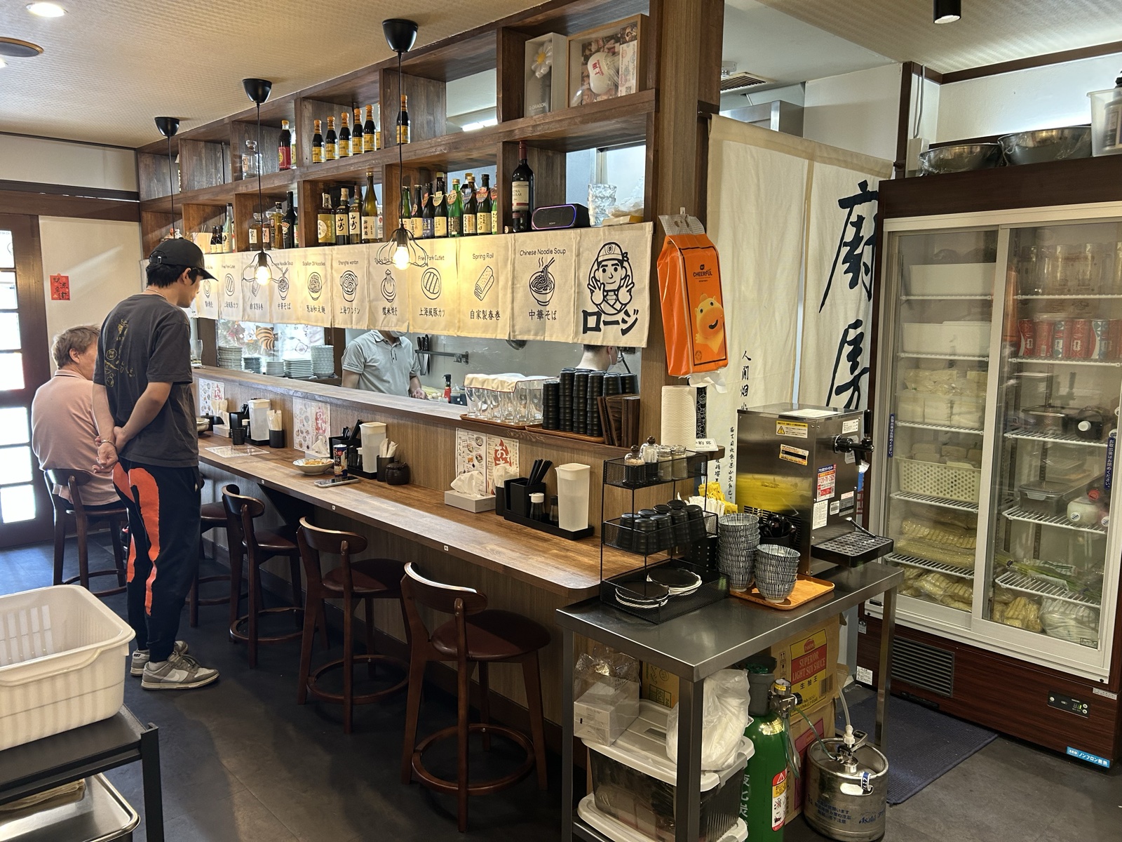ロージ ワンタンヤの店内カウンター席