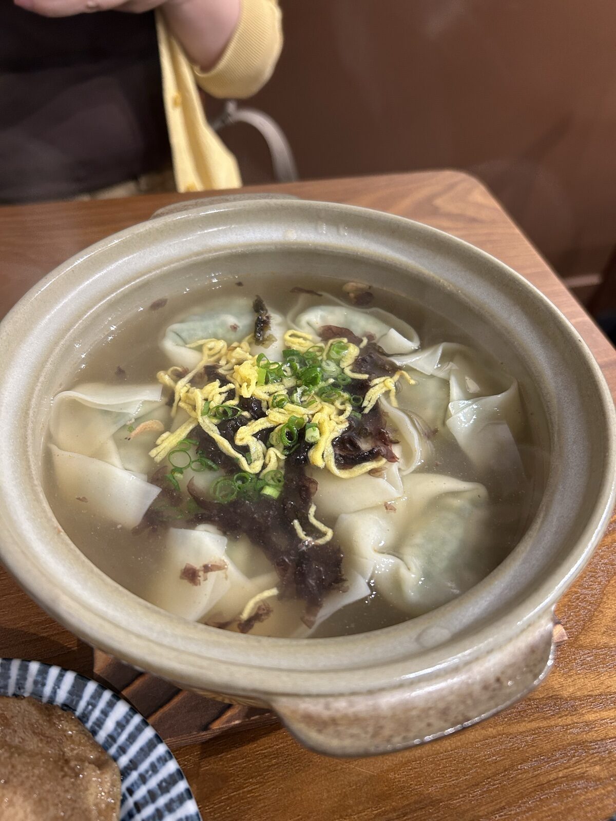 ロージ ワンタンヤの上海ワンタン（土鍋仕立て・錦糸卵と海苔のトッピング）