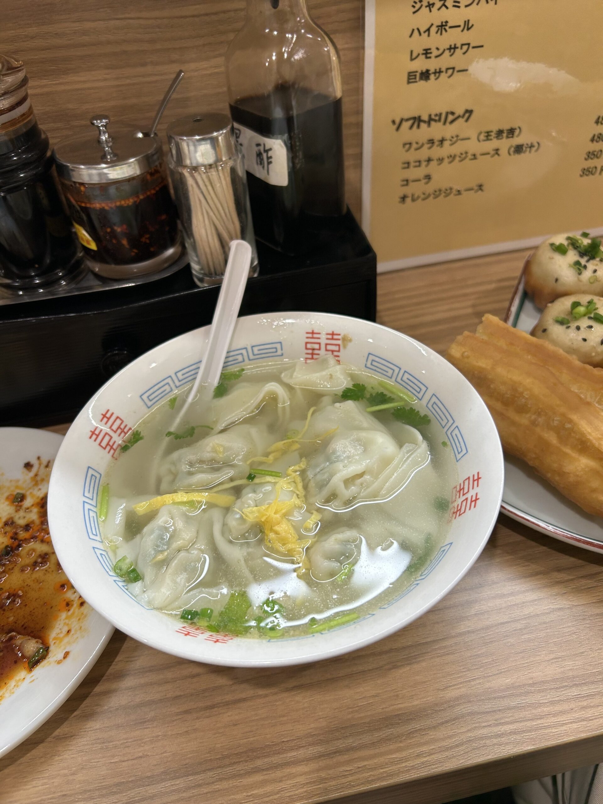 鮮肉小馄饨（豚肉ワンタン）。透き通った清湯スープに細切り卵焼きとパクチー