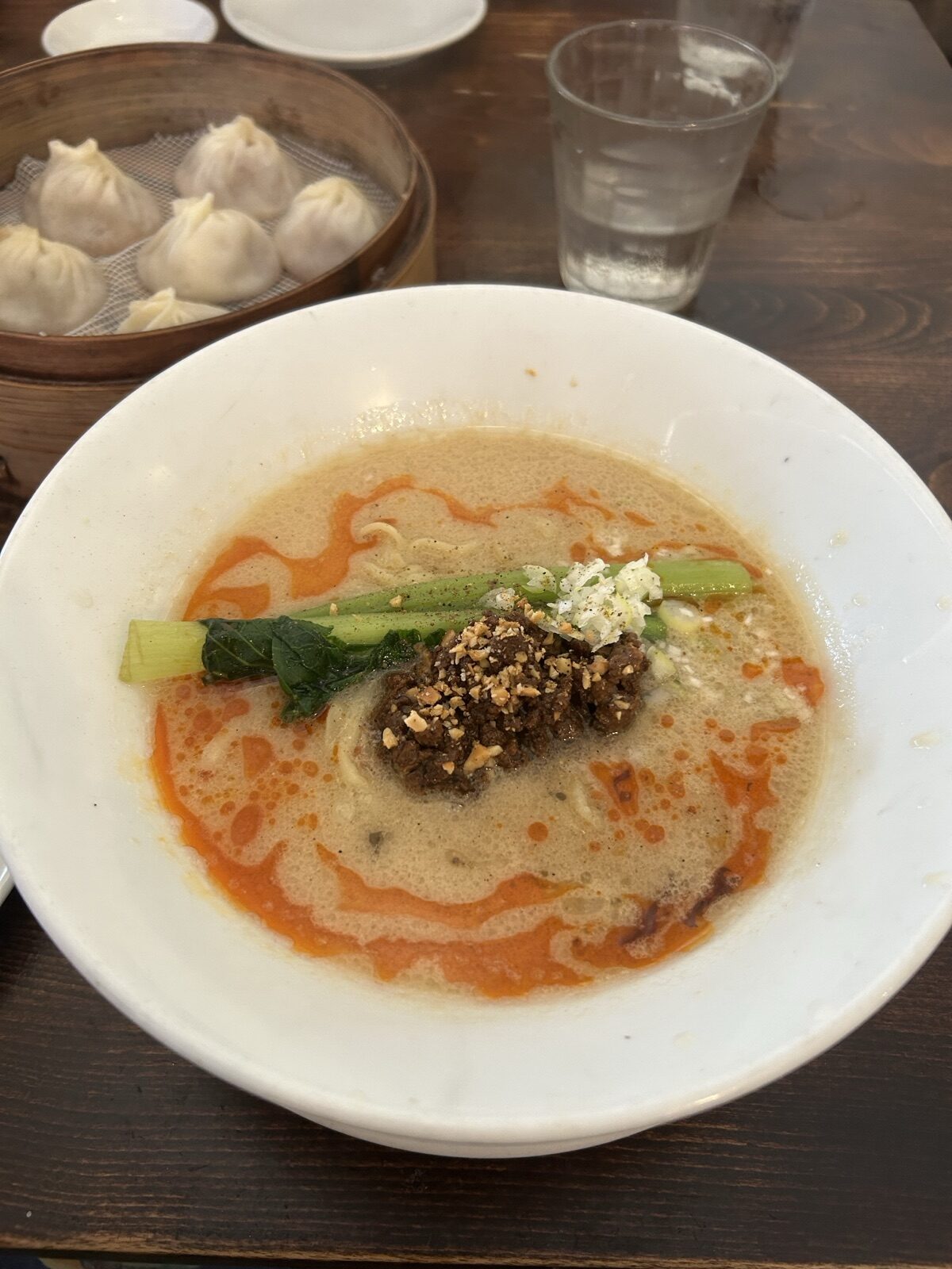 小籠包 真の担々麺(白濁ごまベース)と小籠包の組合せ