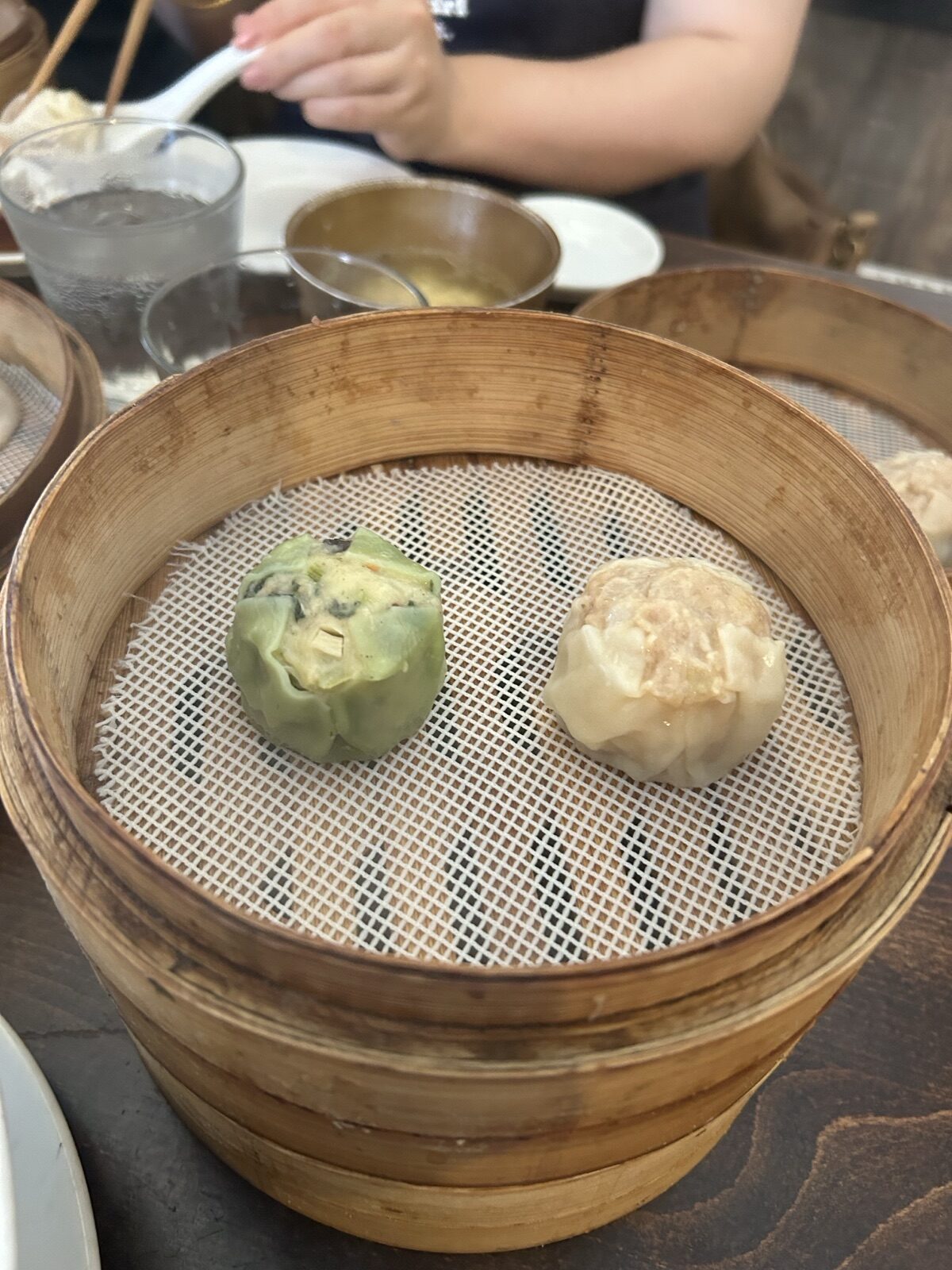 小籠包 真の焼売と翡翠色(緑)の蒸し包子