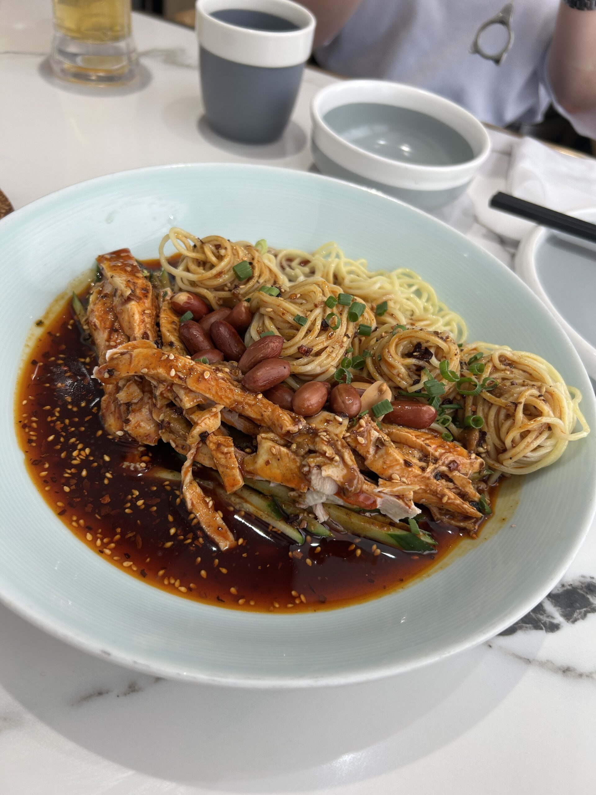 翠雲の凉拌鶏絲麺（細麺＋鶏スライス＋ラー油＋ピーナッツ＋胡瓜の本場仕様）