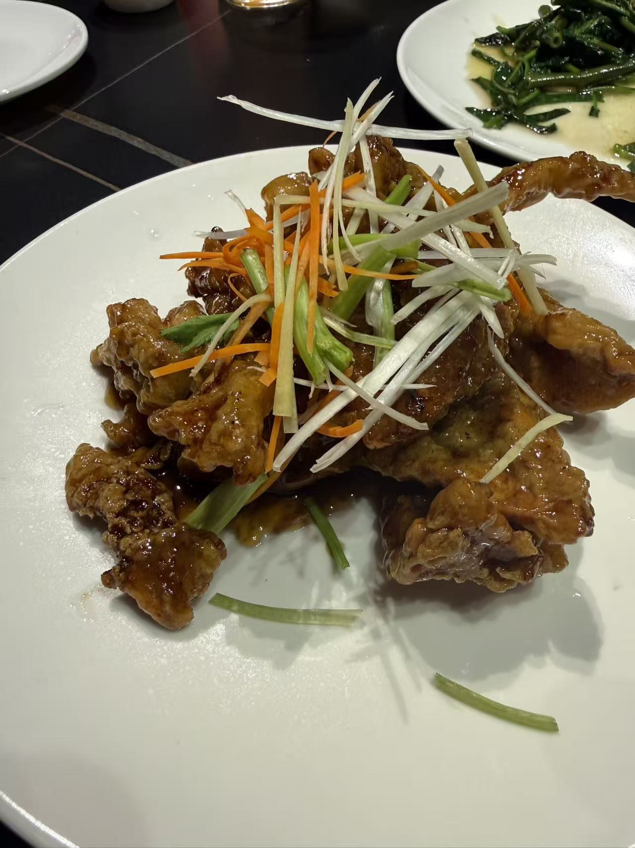 小河帮川菜の古老肉系（甘酢あんの肉・大根と人参の千切り添え）