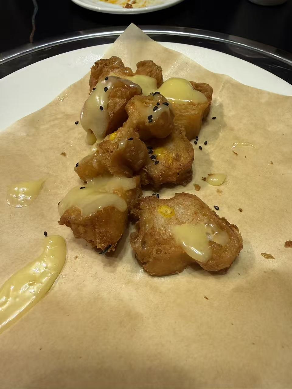 小河帮川菜のエビ油条包み（中華揚げパンにエビを詰めてマヨネーズと黒胡麻トッピング）