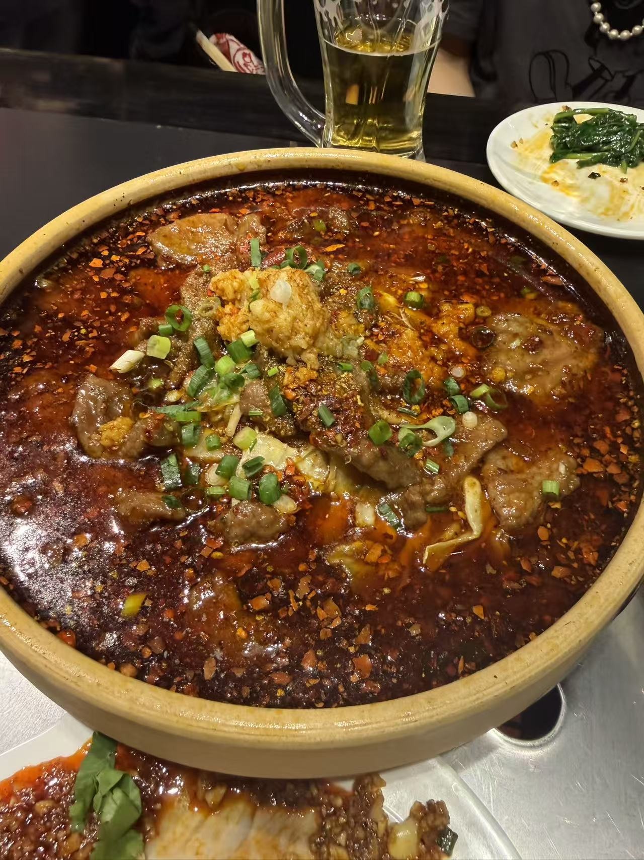 小河帮川菜の水煮牛肉（土鍋に赤唐辛子の海と牛肉スライス・緑ネギの本格四川料理）