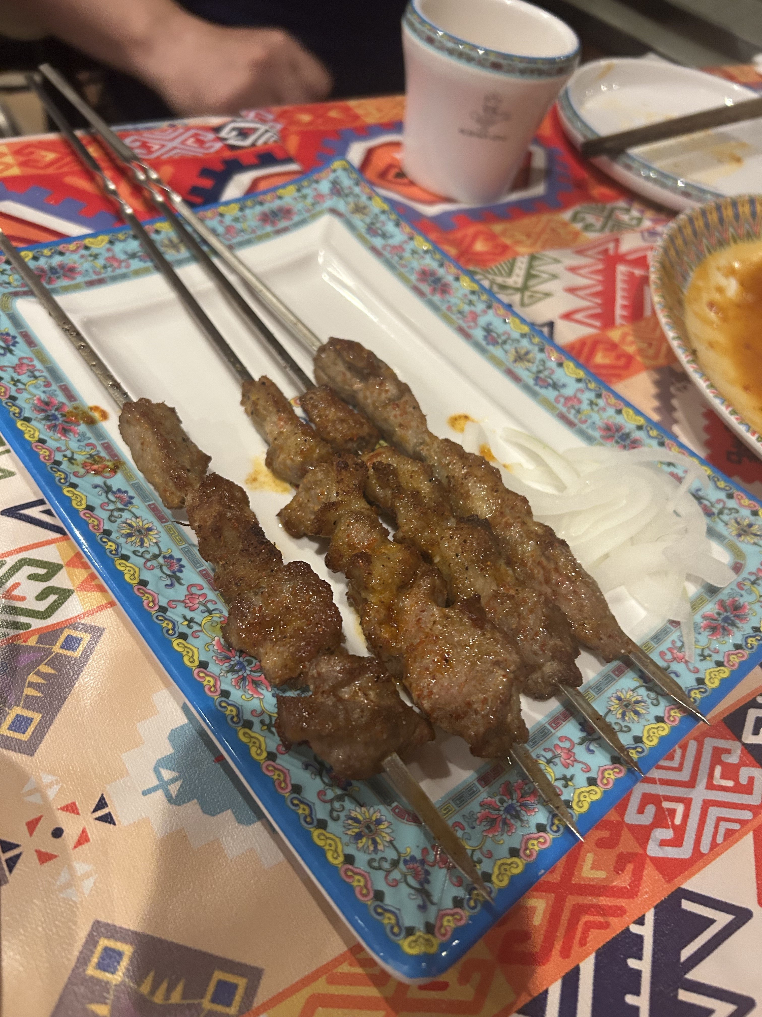 アリババのシシケバブ小。少し細めの羊肉串6本、青花磁器の角皿に整然と並ぶ