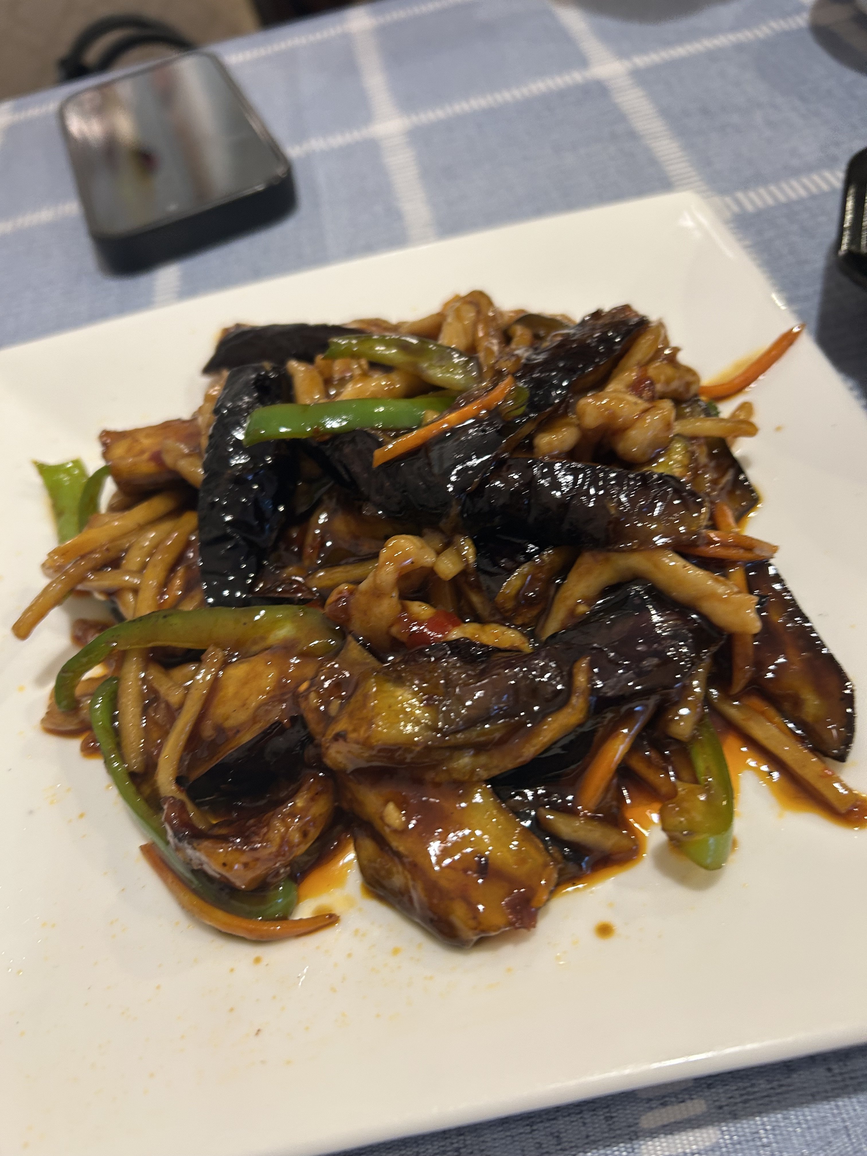 唐家の茄子のスパイシー煮込み。素揚げした茄子と豚肉細切り、ピーマンを甘辛醤油で炒め煮にした一品