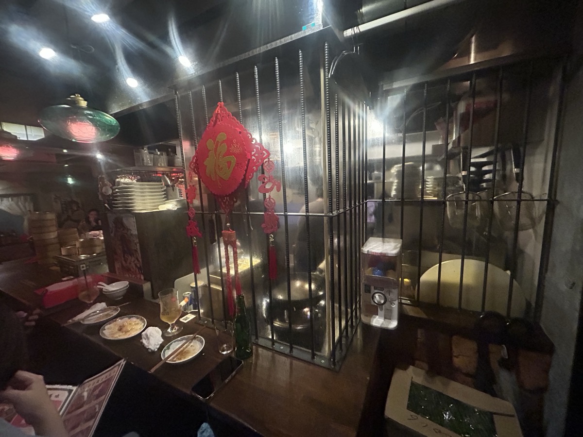 ジャギ飯店 鉄格子と提灯の装飾